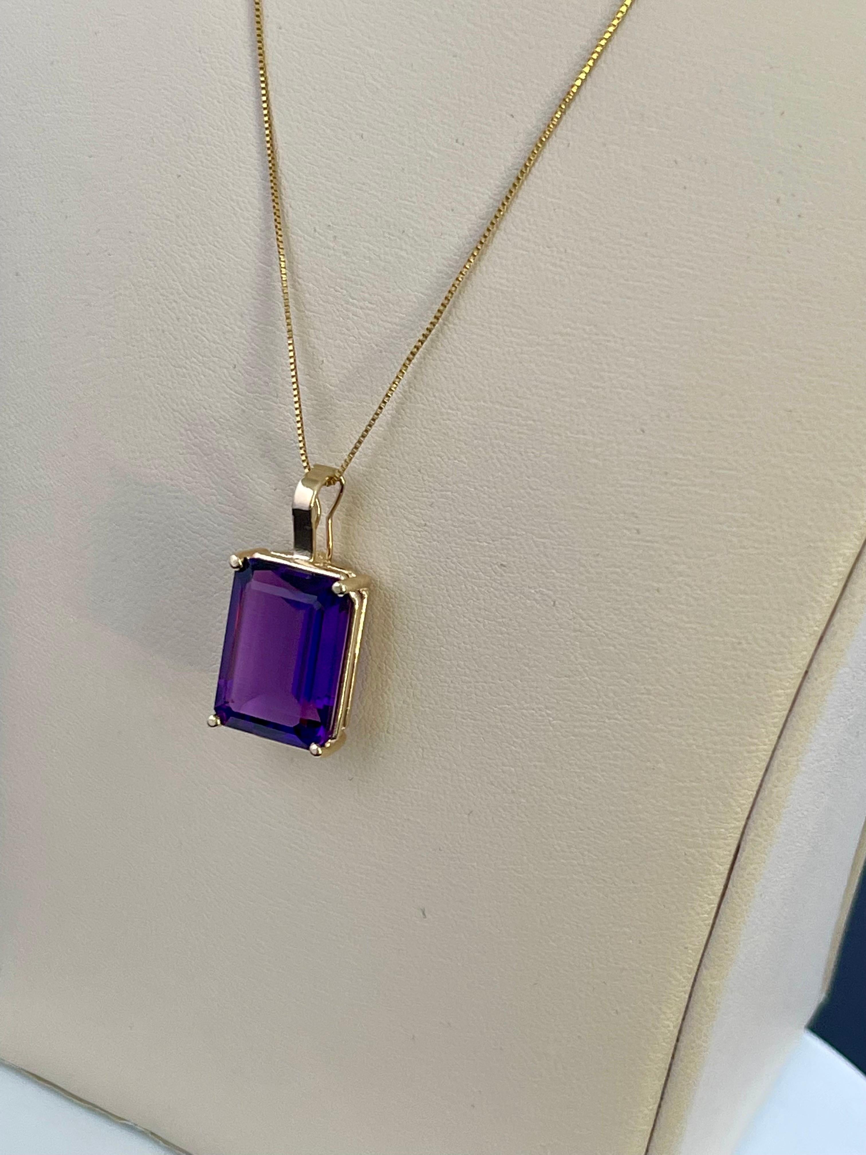 12 Ct Emerald Cut Amethyst Pendant /Necklace + 14 Kt Yellow Gold Chain Vintage In Excellent Condition For Sale In New York, NY