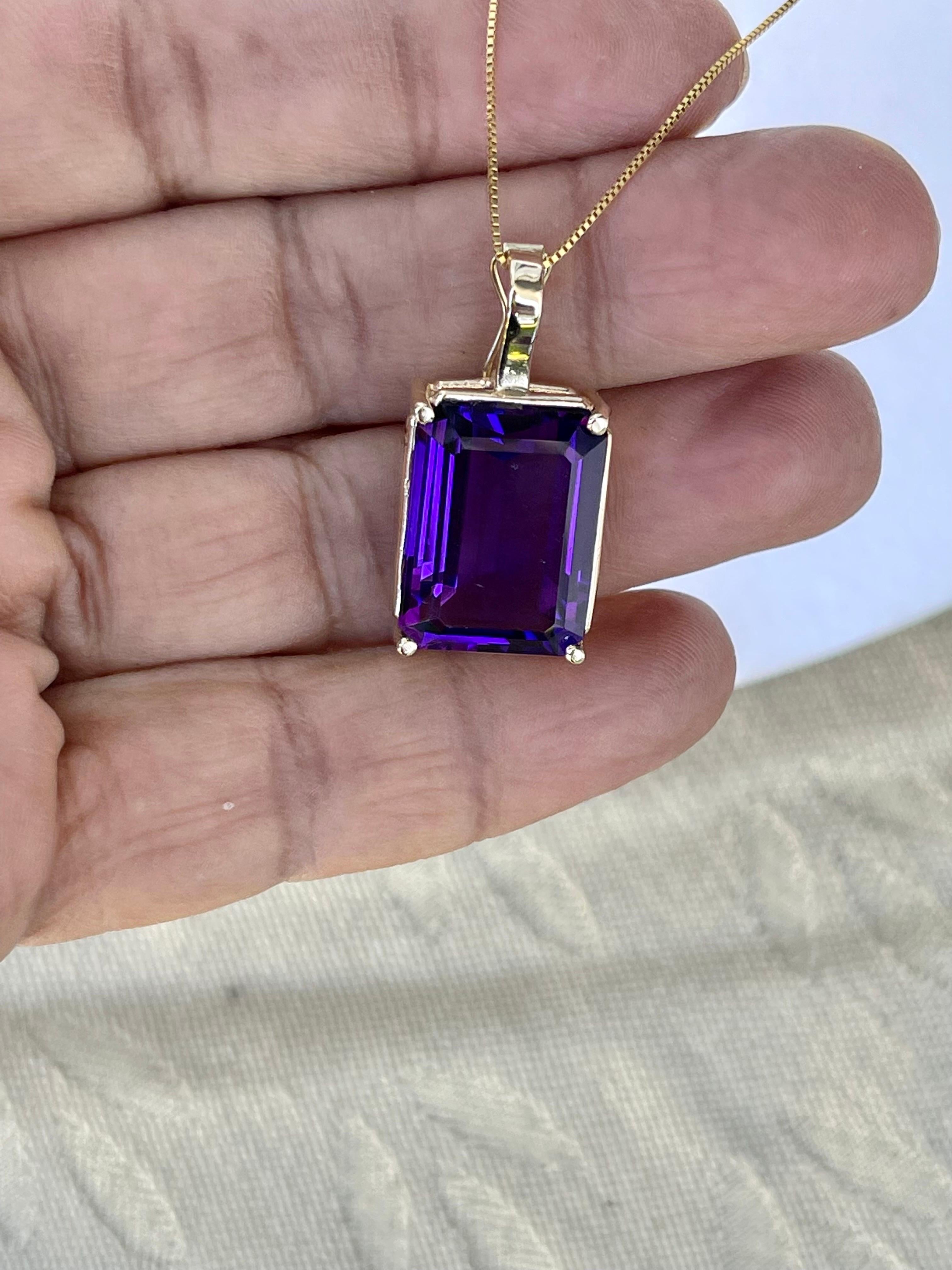 12 Ct Emerald Cut Amethyst Pendant /Necklace + 14 Kt Yellow Gold Chain Vintage For Sale 2