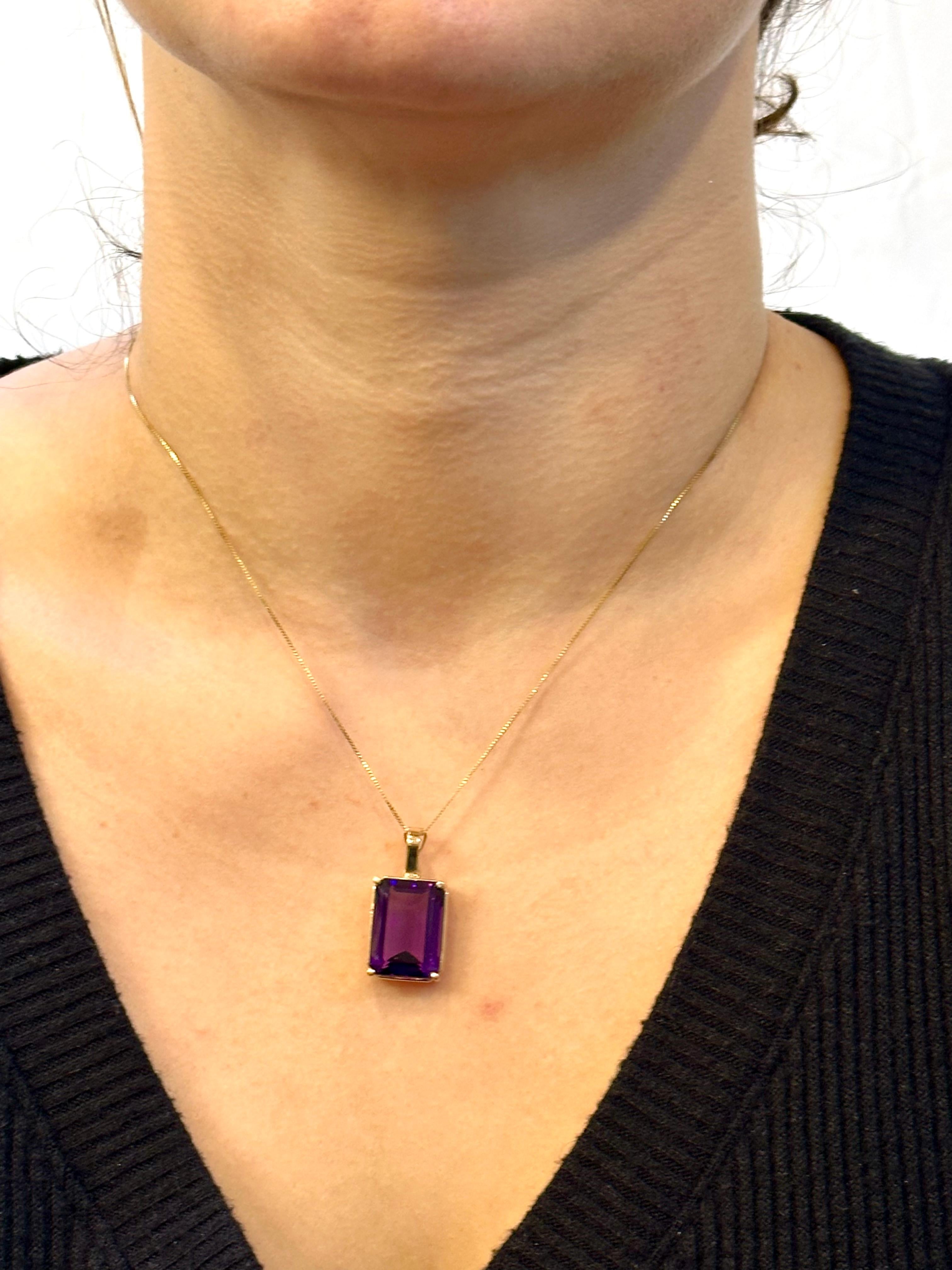 12 Ct Emerald Cut Amethyst Pendant /Necklace + 14 Kt Yellow Gold Chain Vintage For Sale 4