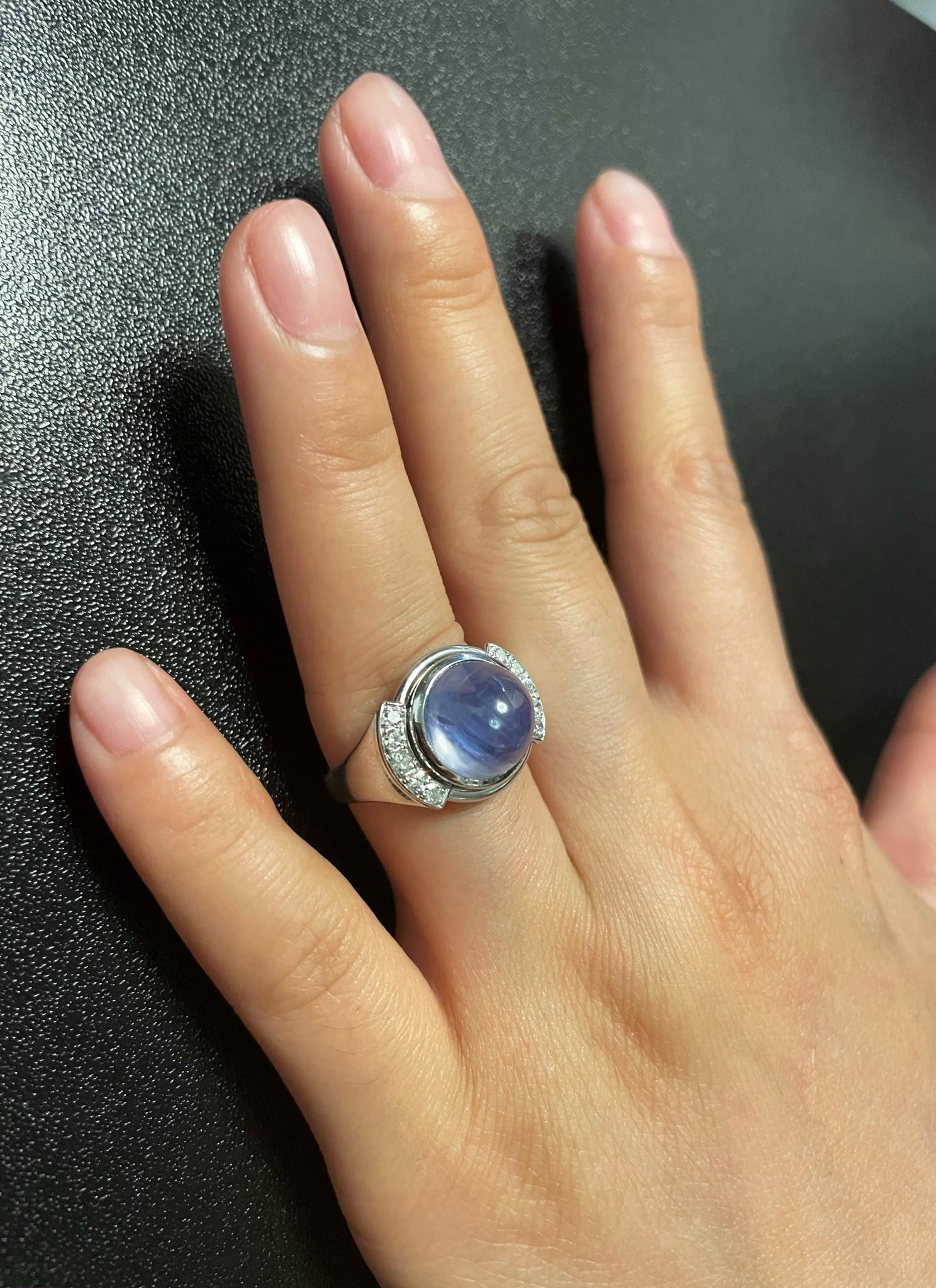 Anello con zaffiro di Ceylon non riscaldato da 12 carati con diamanti, documentazione inclusa. In condizioni ottime in vendita a New York, NY