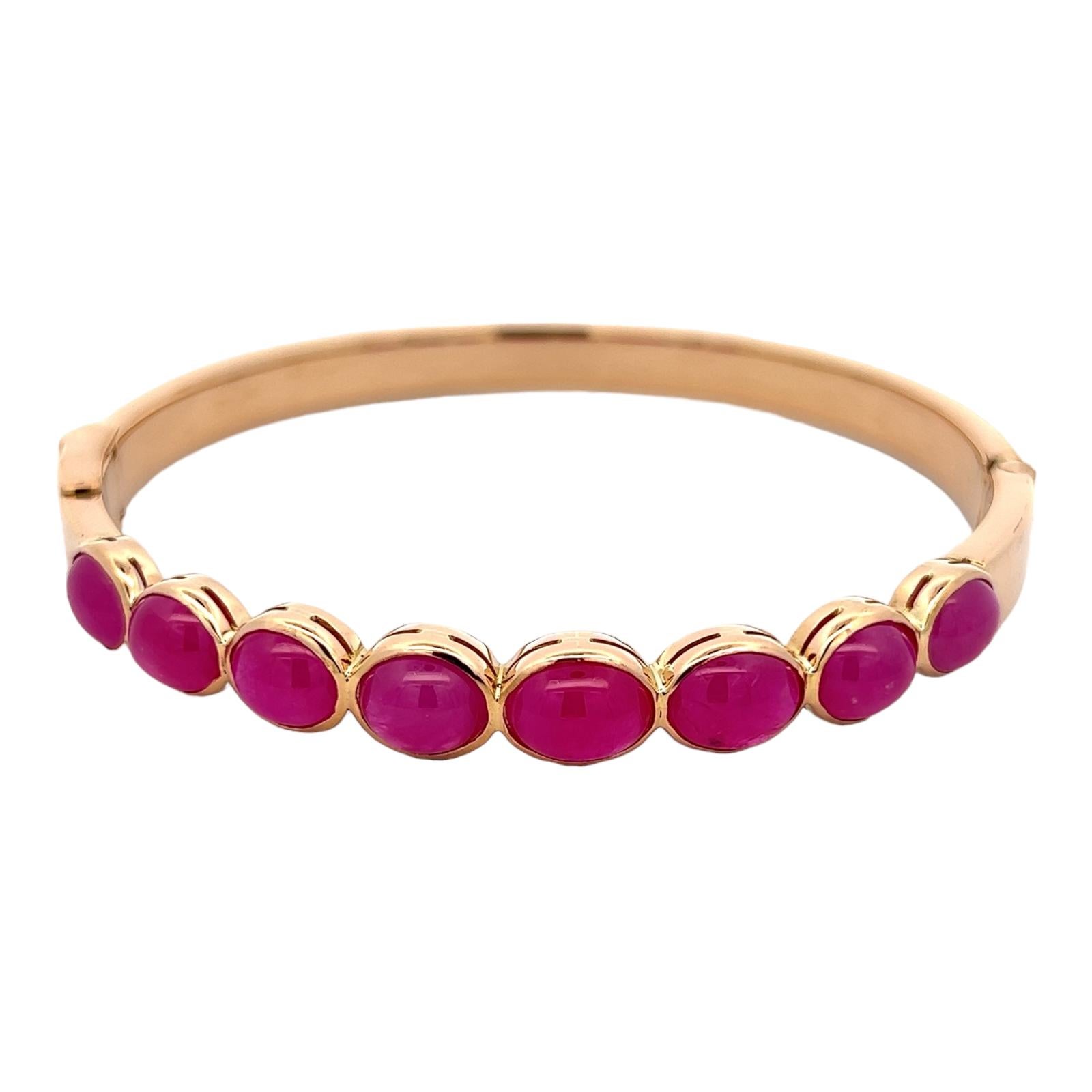 12CTW Cabochon Ruby 18 Karat Yellow Gold Hinged Vintage Bangle Bracelet In Excellent Condition In Boca Raton, FL