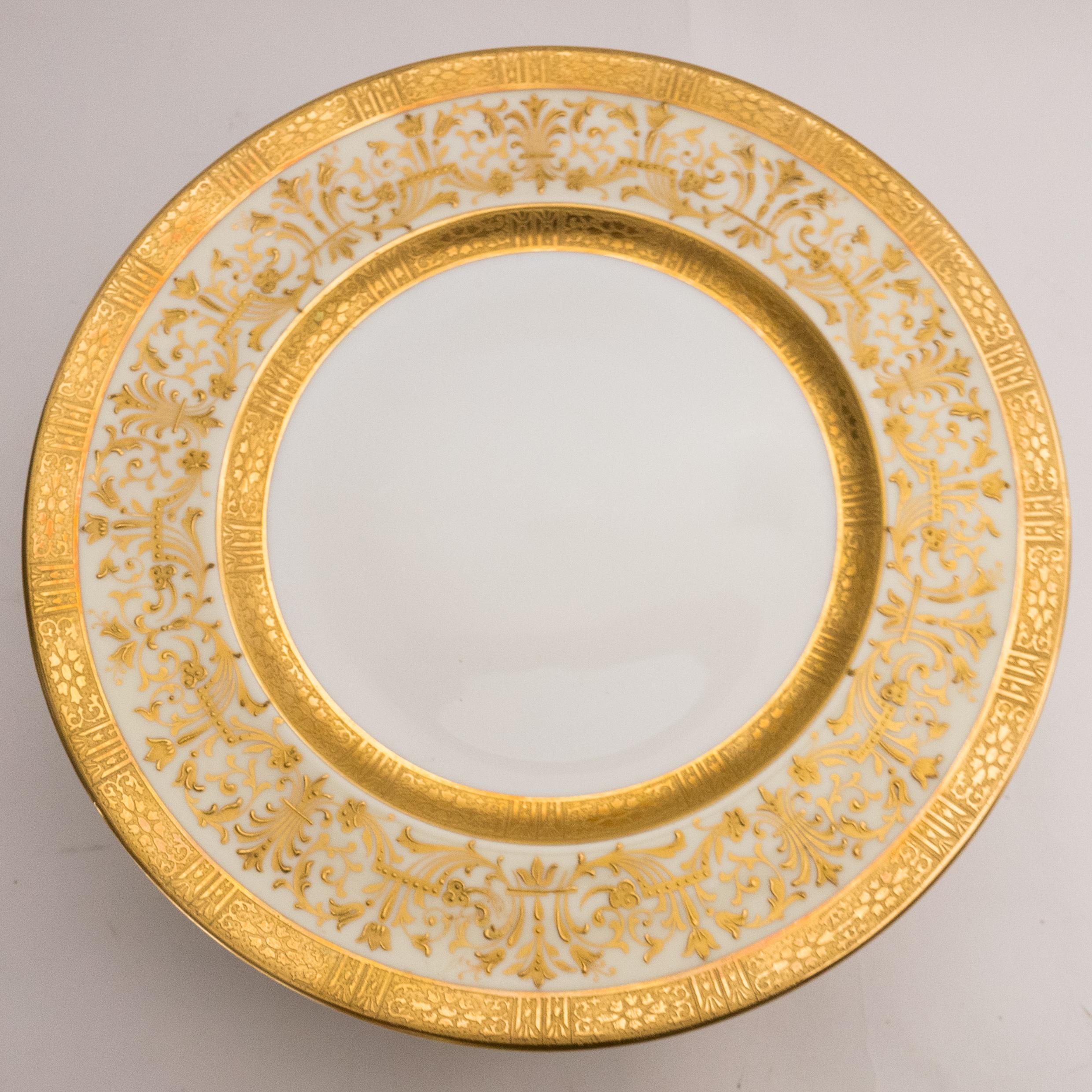 12 Custom Antique English Gilt Encrusted Dinner Plates, Circa 1910 Wanamaker In Good Condition In West Palm Beach, FL