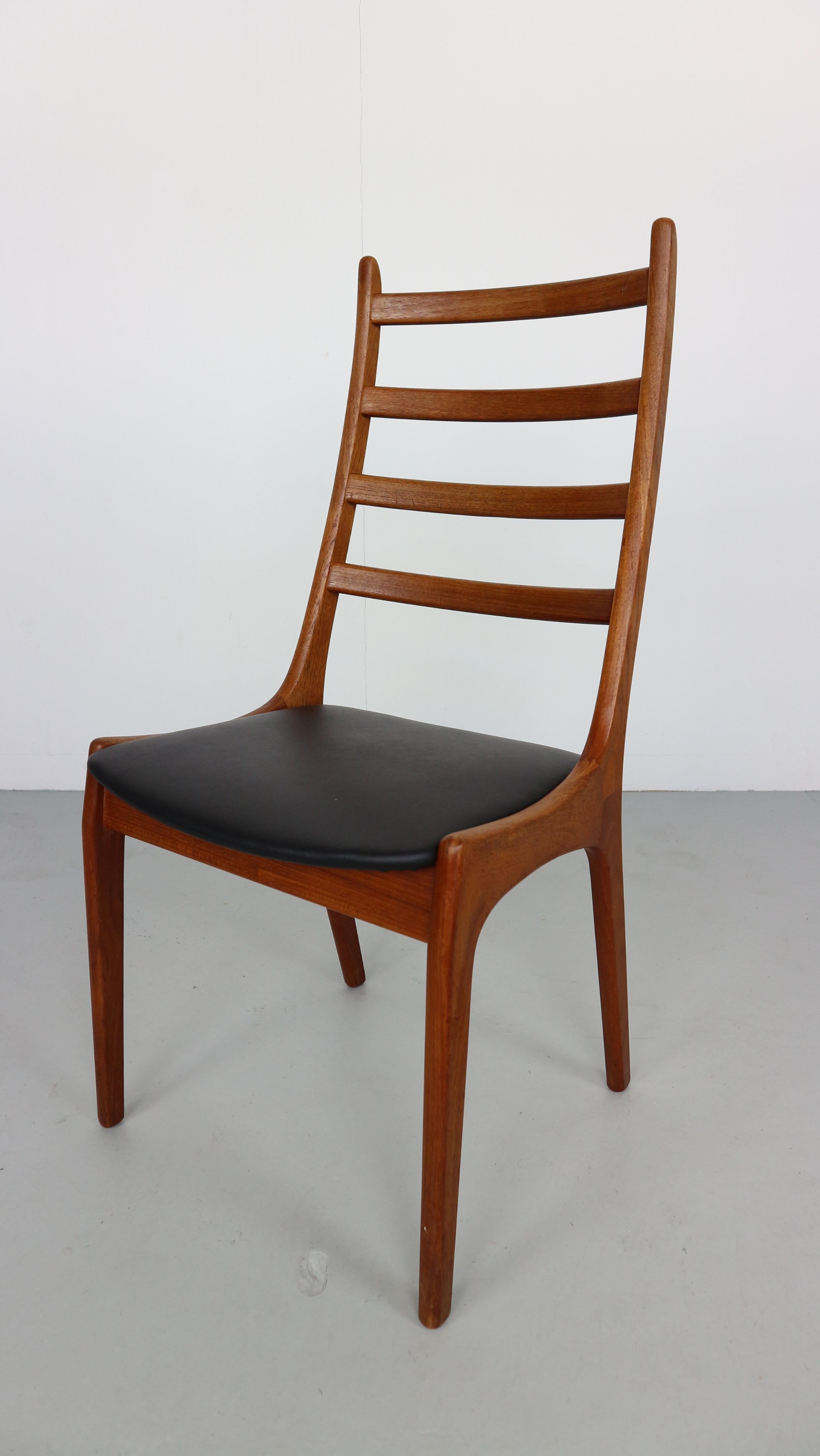 These stunning midcentury dining chairs were crafted by high end Danish maker Korup Stolefabrik. Subtle features such as the finger grip joints are a great design feature and a tribute to the quality of construction. Seats are newly upholstered in