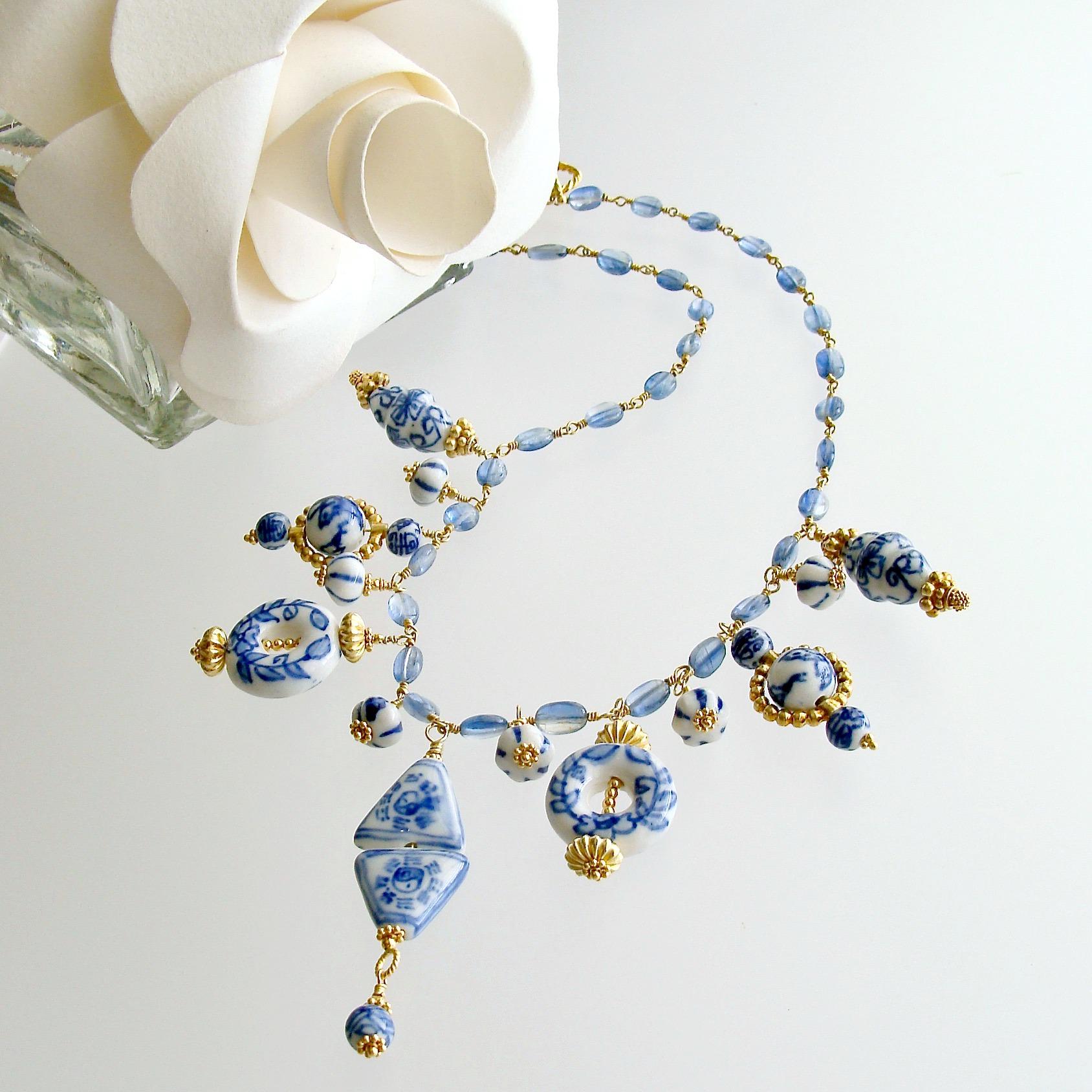 I temi del blu e del bianco sono universalmente popolari, sia nell'arredamento che nella gioielleria. È il caso di questa stravagante e affascinante collana di cianite blu. Perline di porcellana cinese bianche e blu di varie tonalità e dimensioni