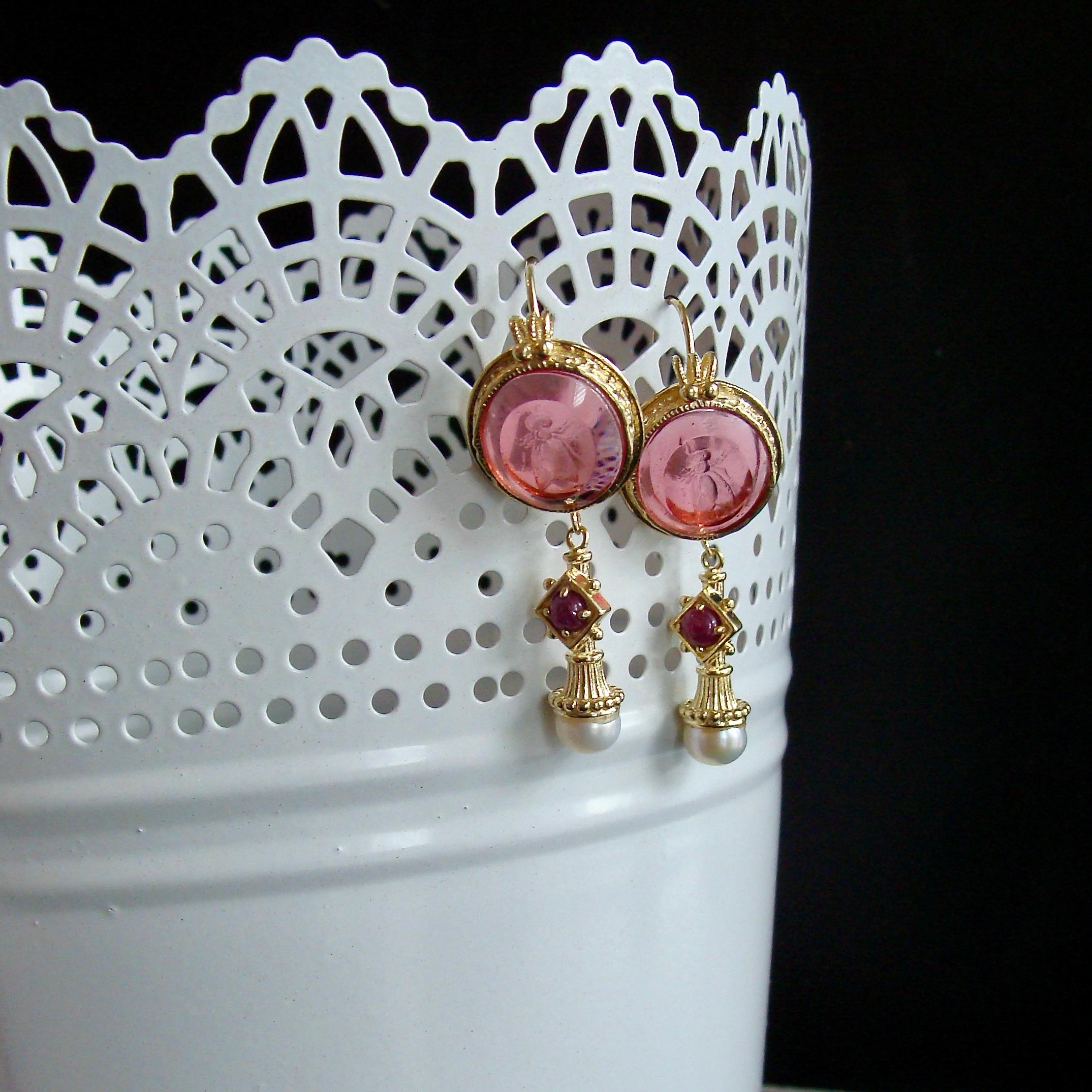 12 días de Navidad - Pendientes Intaglios de Cristal Veneciano, Rubíes y Perlas Cultivadas - Pendientes Le Api

Originalmente 216,00  En oferta $162.00

Un par de pendientes abeja de cristal veneciano en rosa rubor con colgantes añadidos de rubíes y