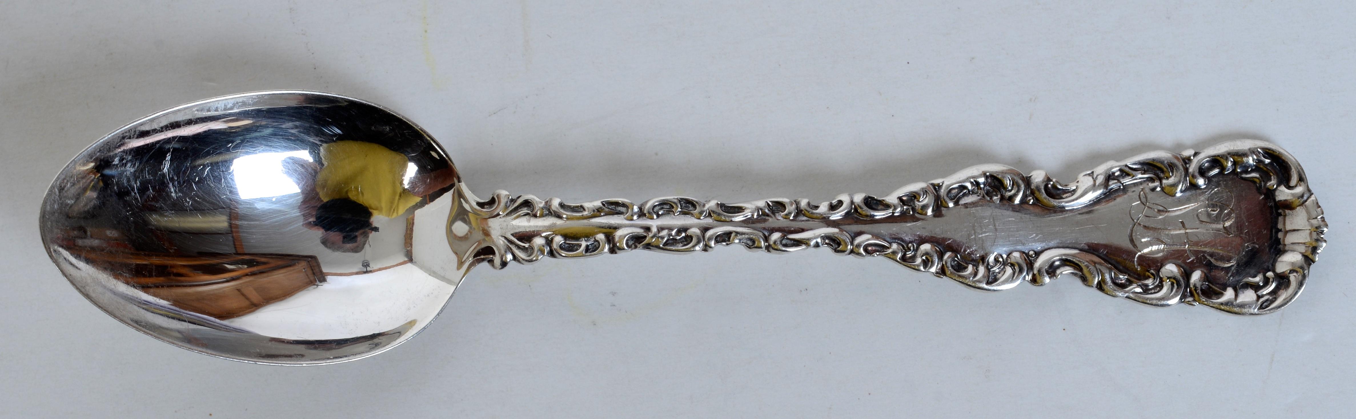 12 Cucchiai Demitasse di Whiting Mfg. Co. nel modello Eleg 1891 Louis XV. 6 dei cucchiai recano la scritta 1894 e 6 la sigla LH. Tutti hanno il marchio 