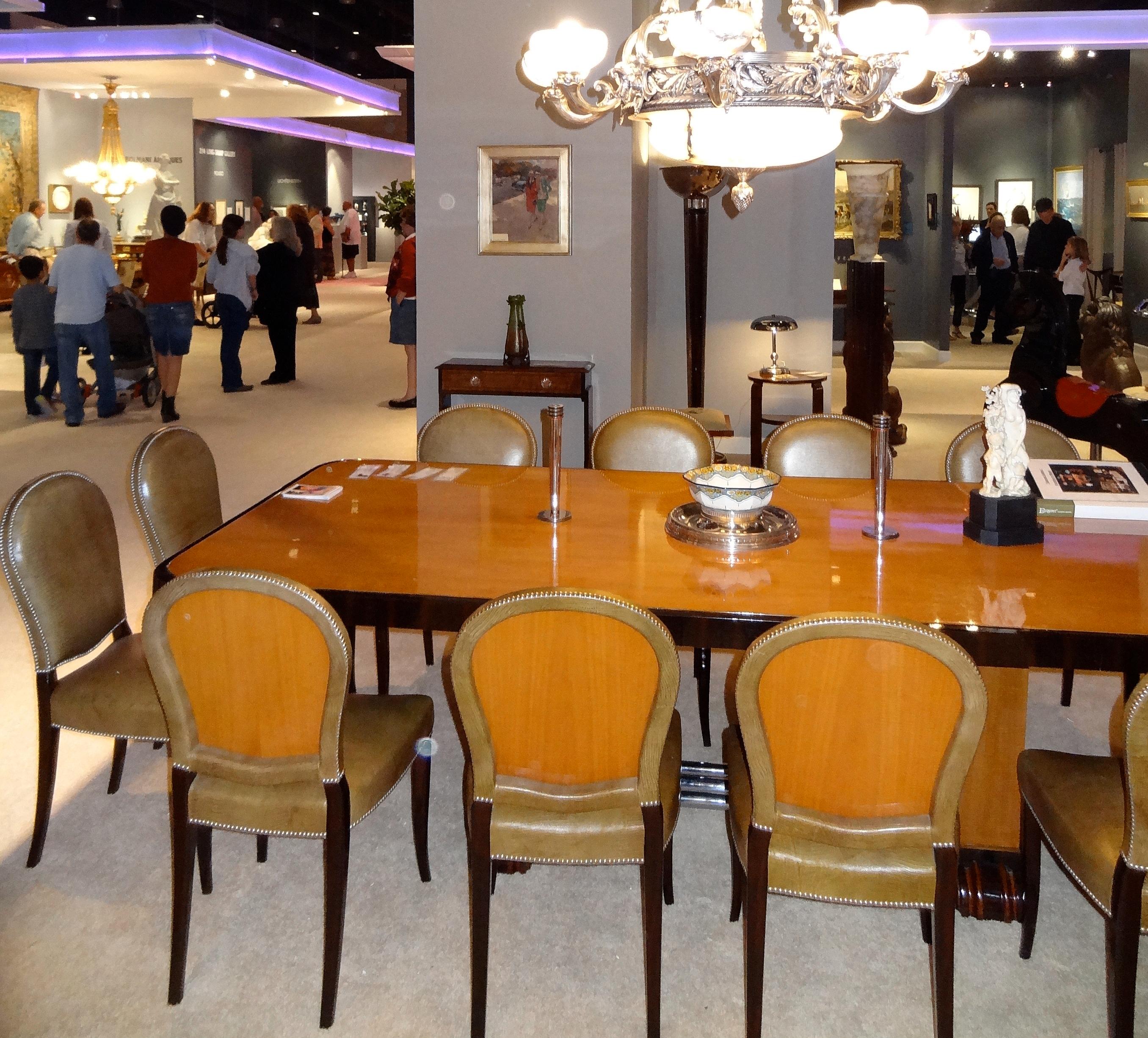 Français 12 chaises de salle à manger Art déco en cuir, italienne  en vente