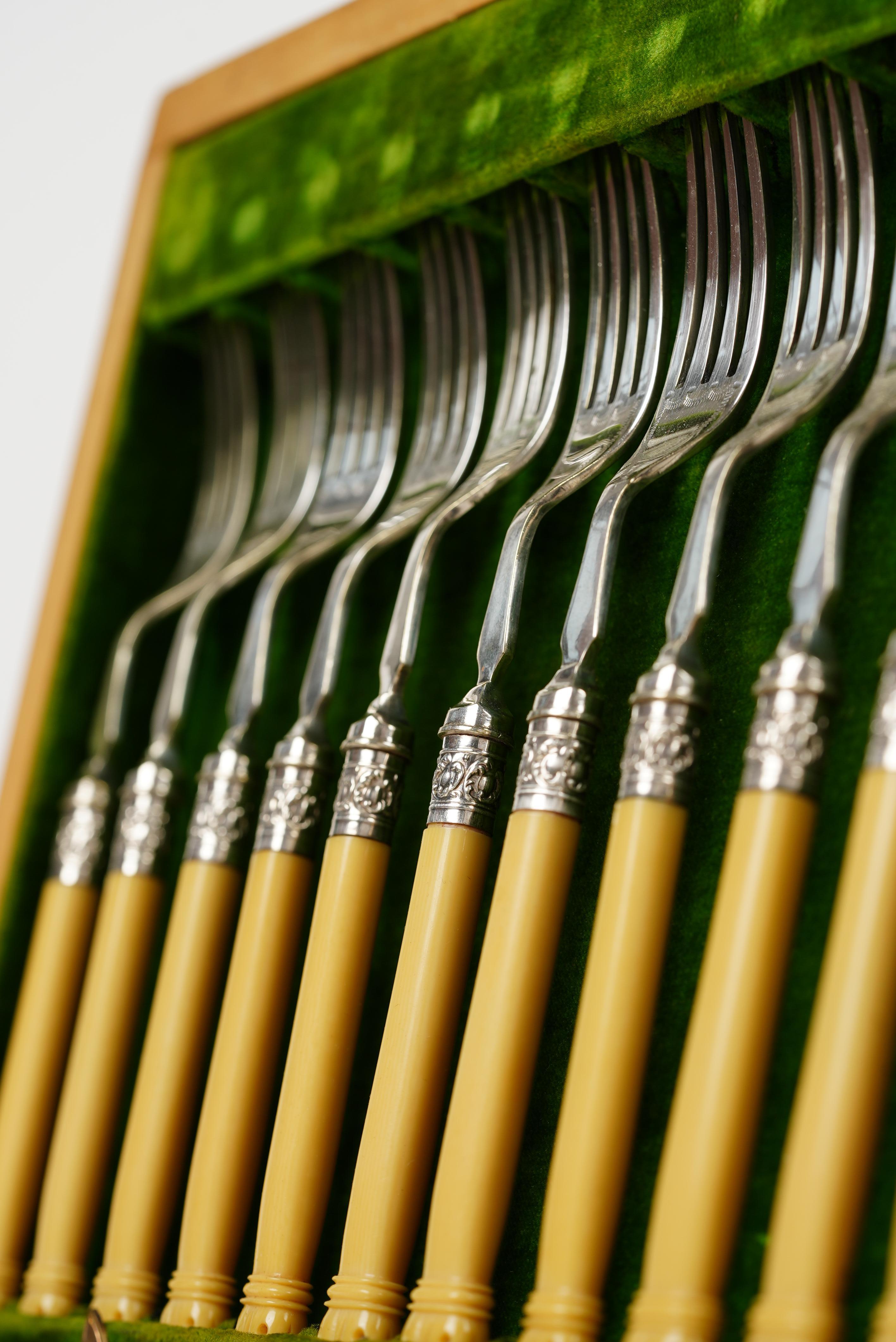 12 Dinner Forks & 12 Dinner Knives Silver Plate, Ornate Bone Handles, Circa 1910 For Sale 3