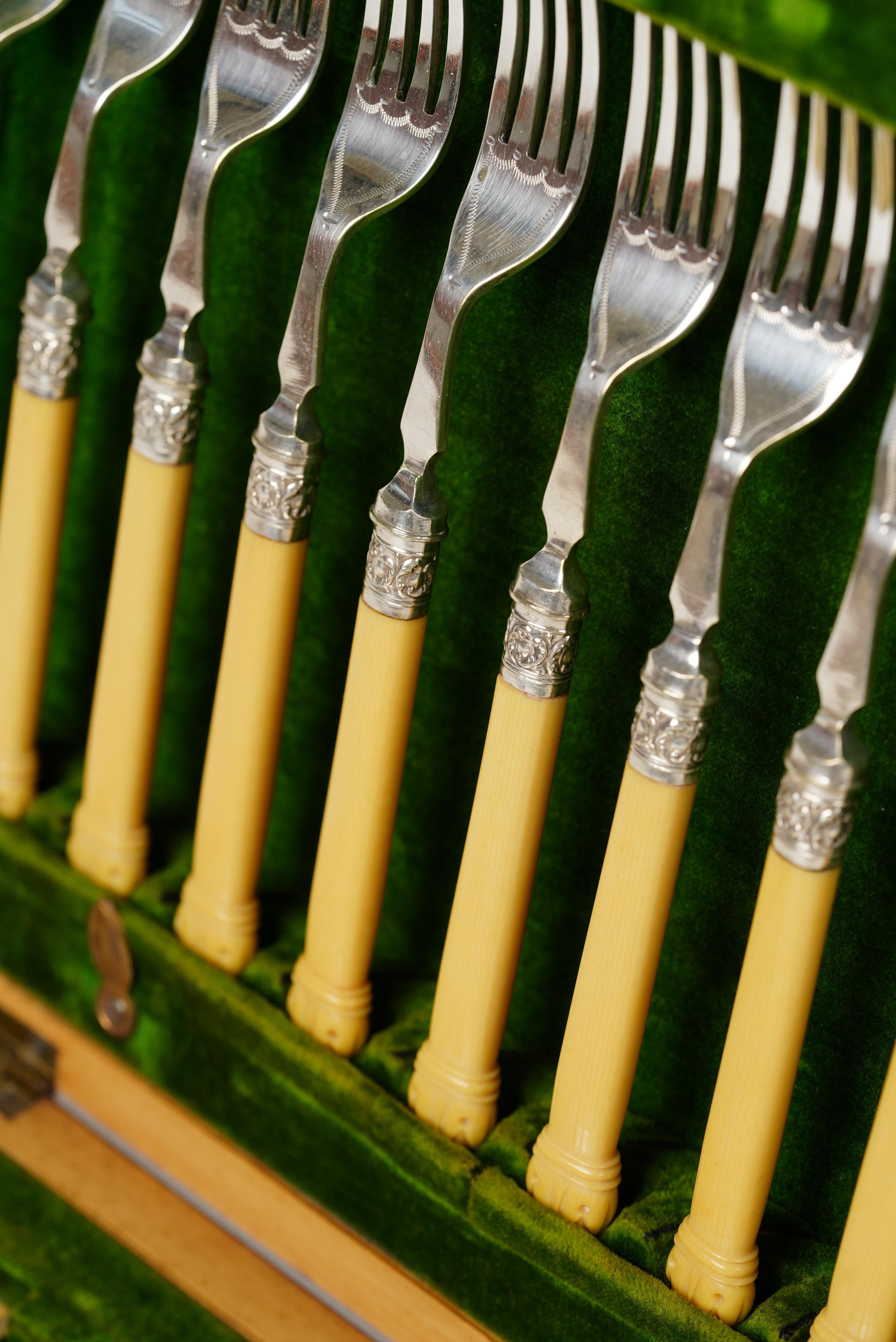 12 Dinner Forks & 12 Dinner Knives Silver Plate, Ornate Bone Handles, Circa 1910 For Sale 5