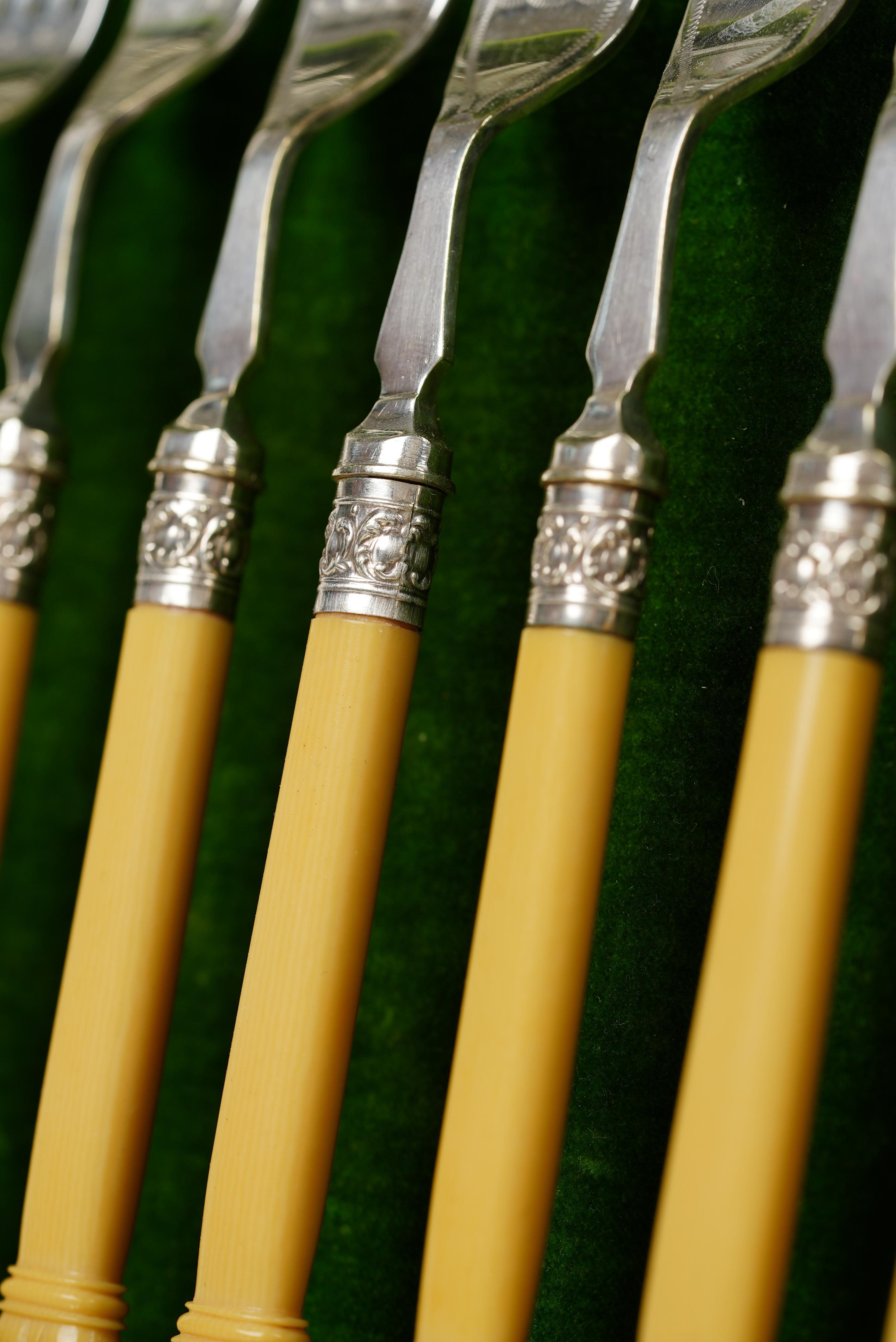 12 Dinner Forks & 12 Dinner Knives Silver Plate, Ornate Bone Handles, Circa 1910 For Sale 6