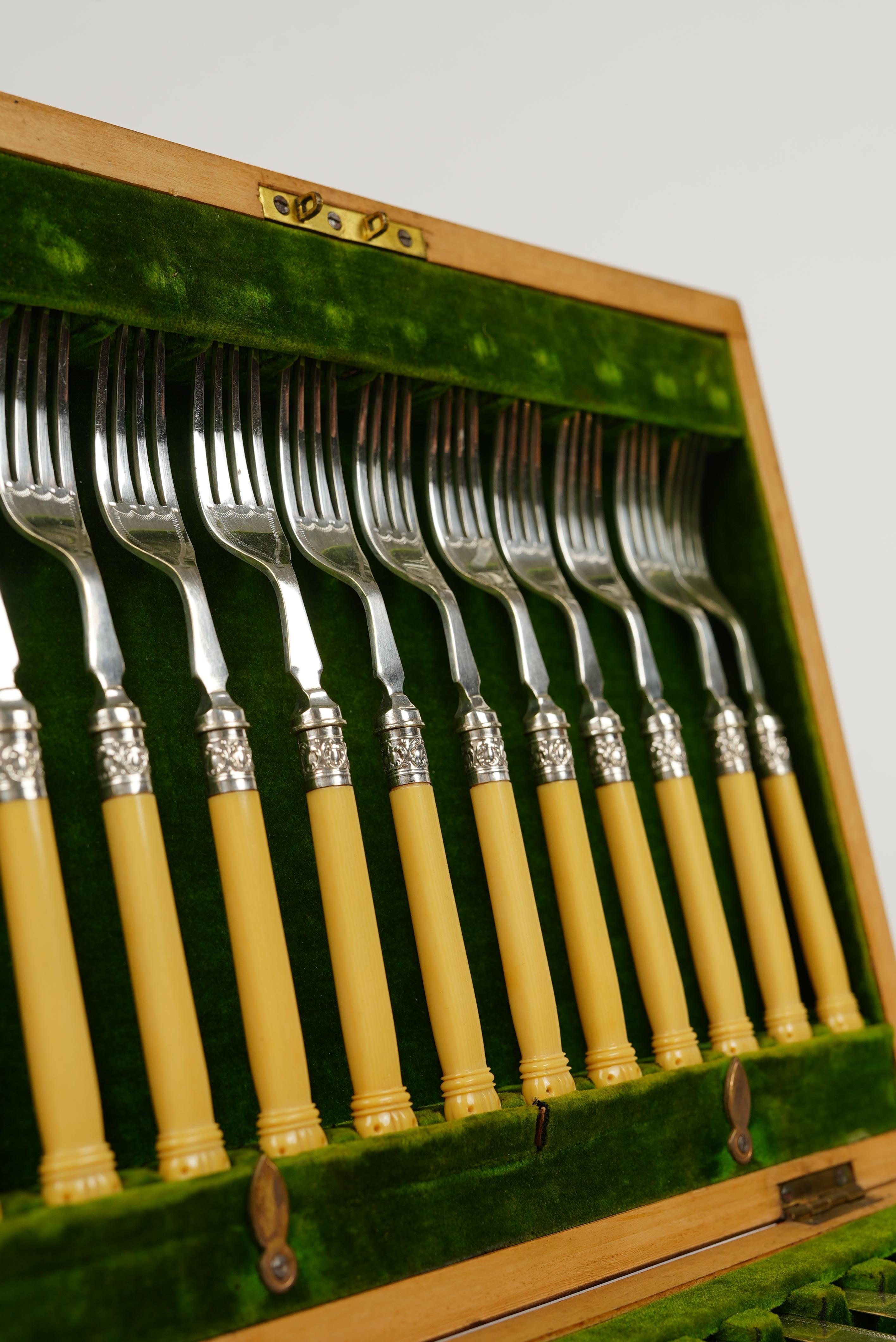 Hand-Carved 12 Dinner Forks & 12 Dinner Knives Silver Plate, Ornate Bone Handles, Circa 1910 For Sale