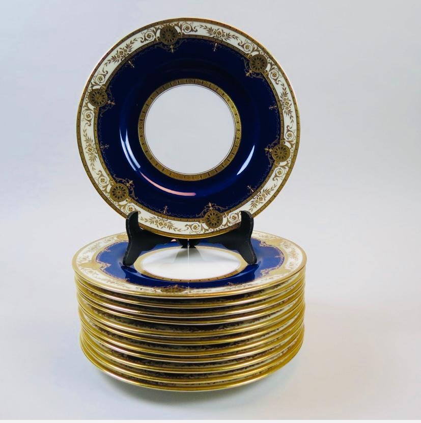 Britannique 12 assiettes de table Minton bleu cobalt surélevé avec médaillon doré, vers 1910 en vente