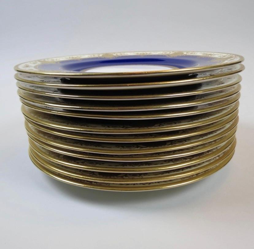 Fait main 12 assiettes de table Minton bleu cobalt surélevé avec médaillon doré, vers 1910 en vente