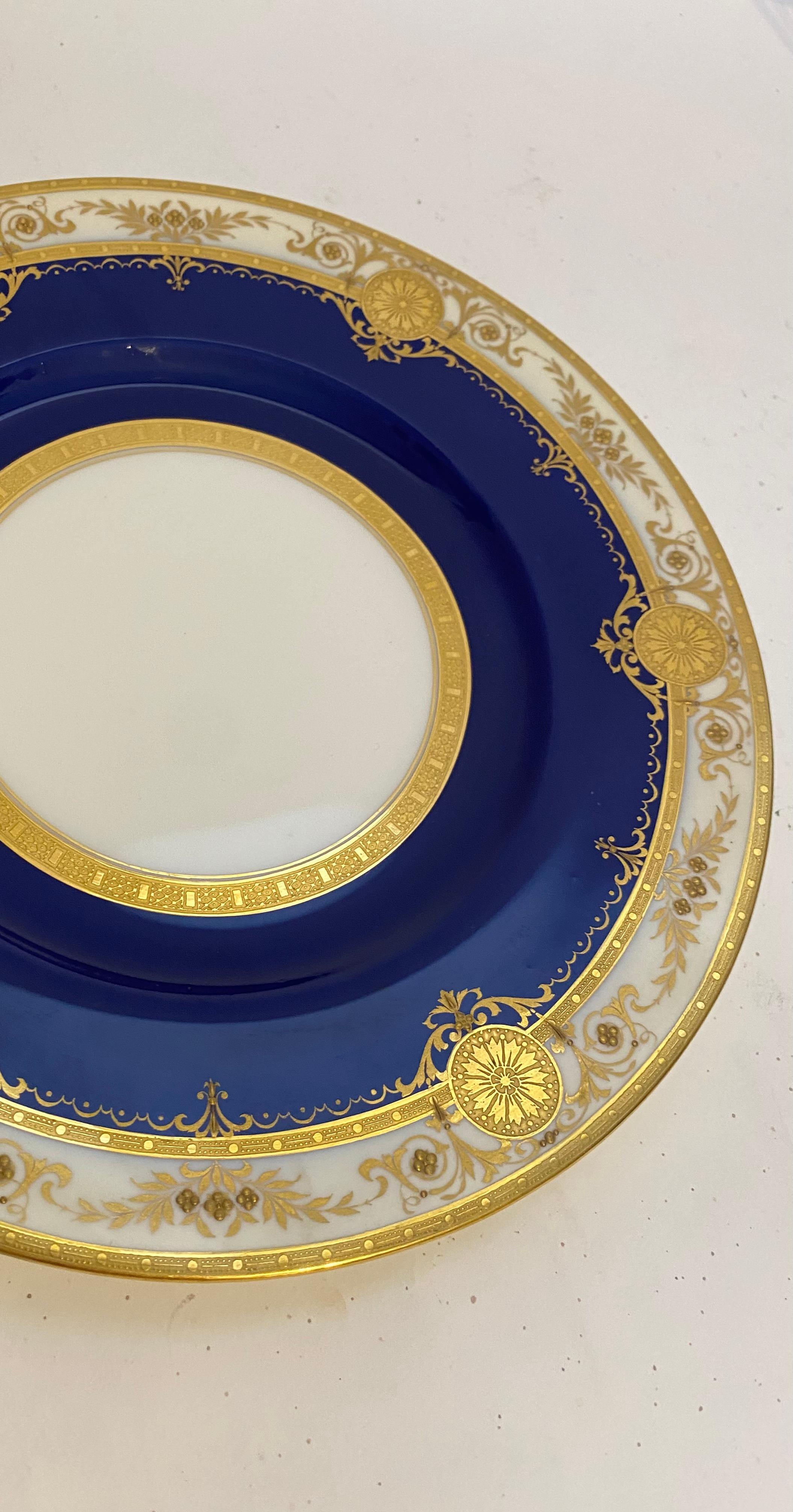 12 assiettes de table Minton bleu cobalt surélevé avec médaillon doré, vers 1910 Bon état - En vente à West Palm Beach, FL