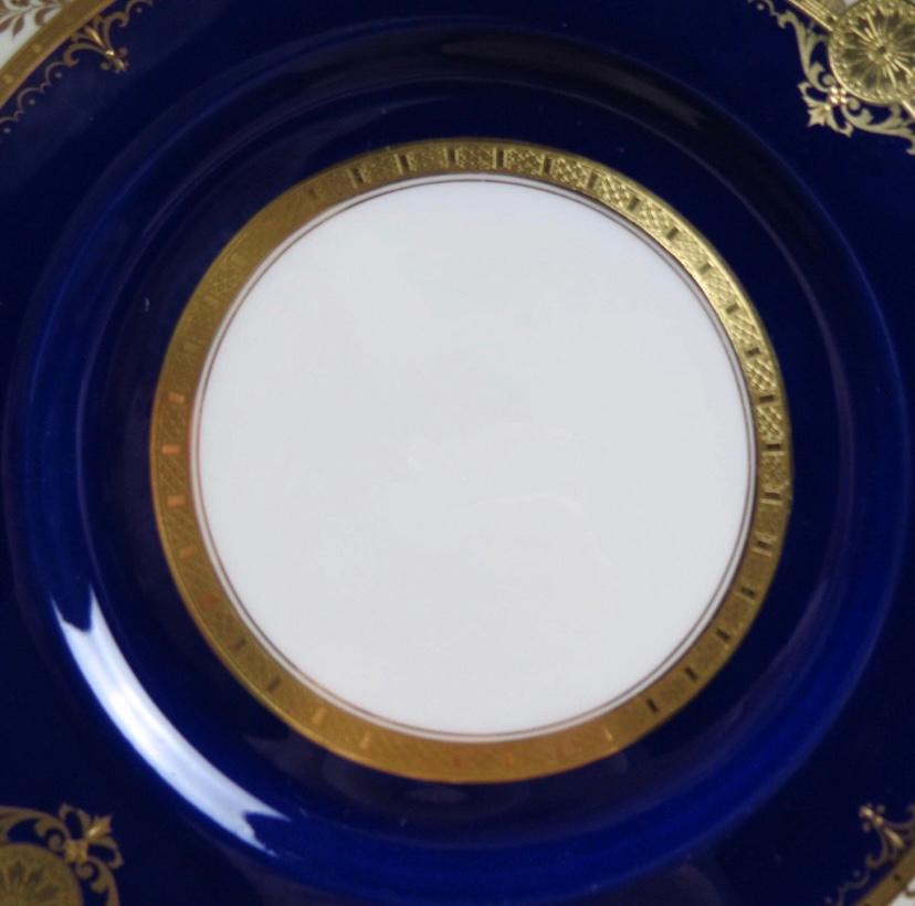 Début du 20ème siècle 12 assiettes de table Minton bleu cobalt surélevé avec médaillon doré, vers 1910 en vente