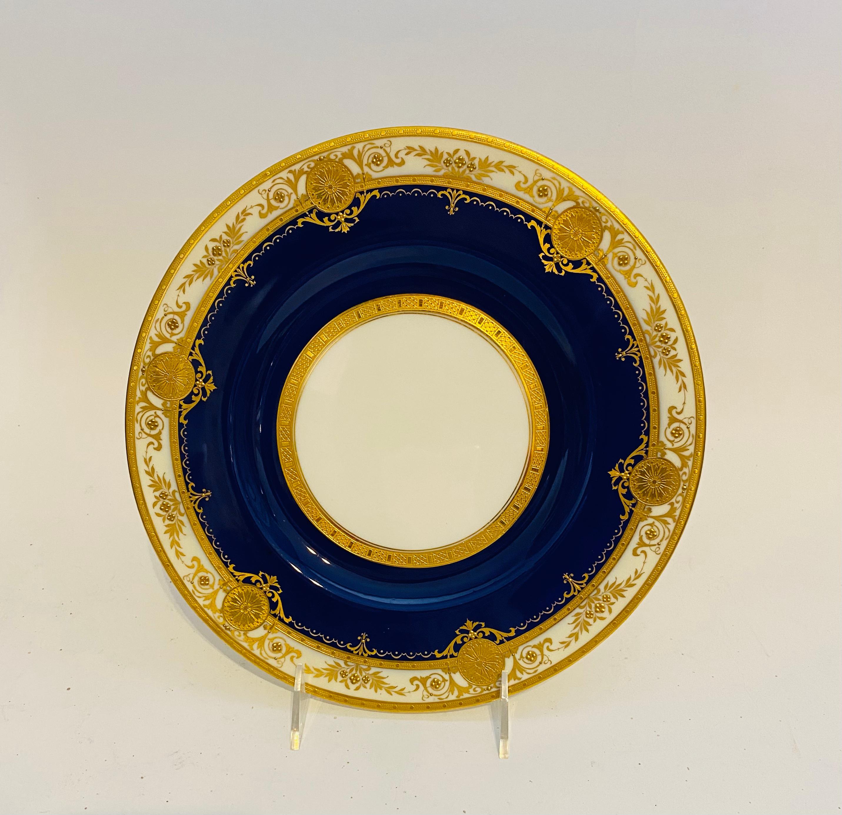 Or 12 assiettes de table Minton bleu cobalt surélevé avec médaillon doré, vers 1910 en vente