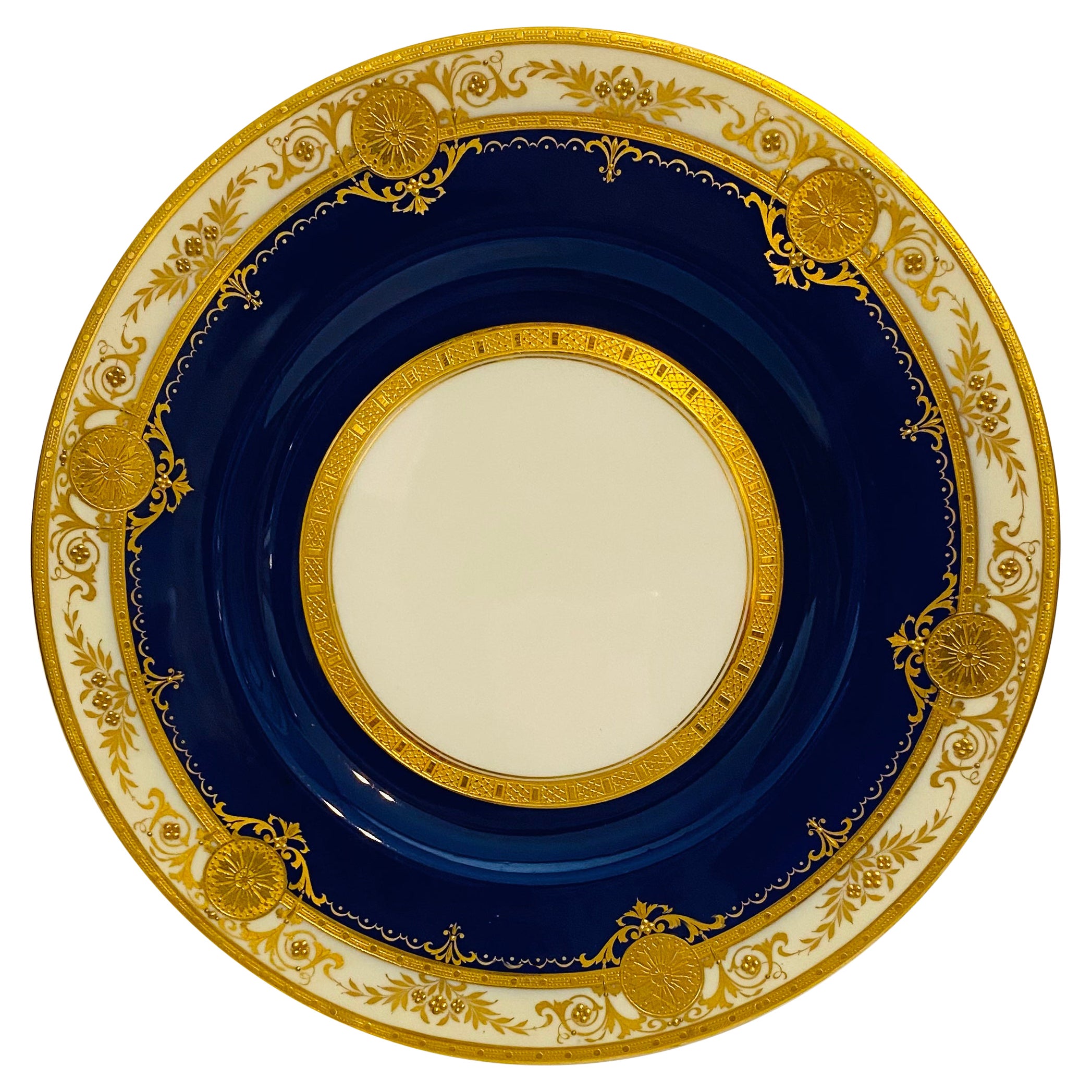 12 assiettes de table Minton bleu cobalt surélevé avec médaillon doré, vers 1910
