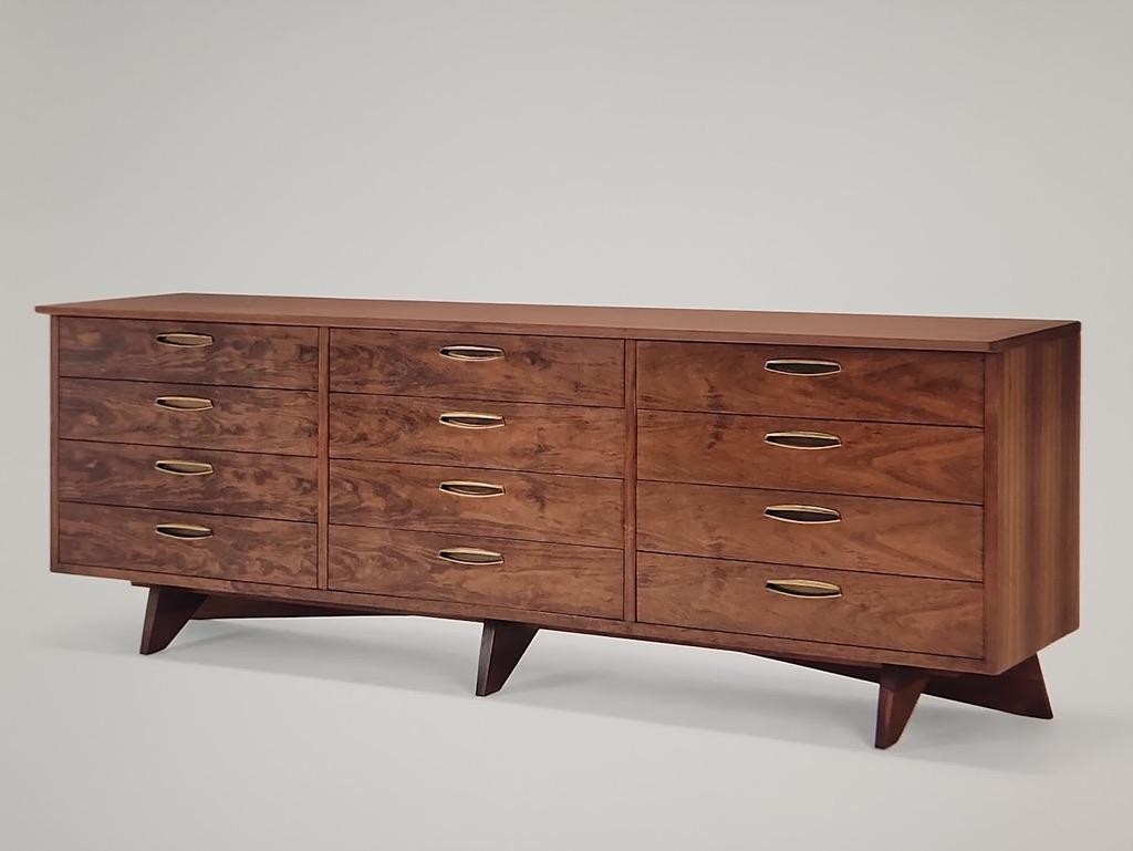 Cómoda de 12 cajones George Nakashima de su línea Origins de muebles Wiiddicomb.(1958 - 1963 )
La cómoda es de Laurel de las Indias Orientales y tiene un magnífico veteado.
El borde delantero de la parte superior mide 89,5