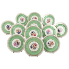 12 assiettes plates en porcelaine de l'école de Dresde:: fleuries et dorées:: par Puls