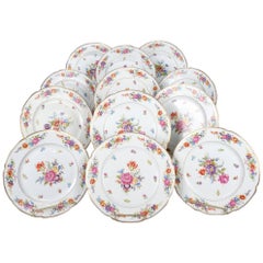 12 assiettes plates Schlaggerwald en porcelaine fleurie et dorée de l'école de Dresde