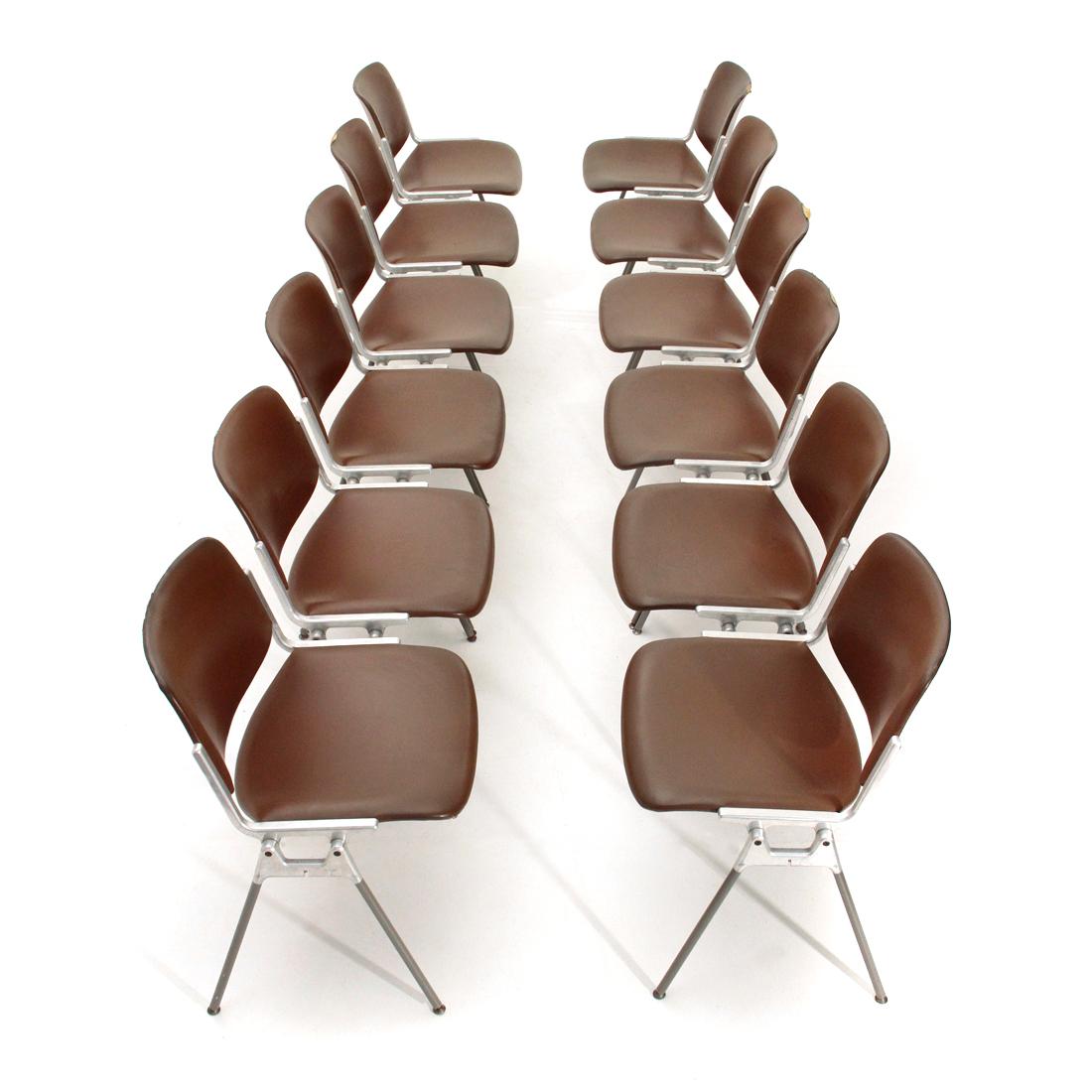 12 chairs produced in the 1960s by Castelli based on a design by Giancarlo Piretti.
Metal structure.
Seat and back in curved padded and lined plywood.
Metal legs with articulated feet.
Structure in good general conditions, some signs due to