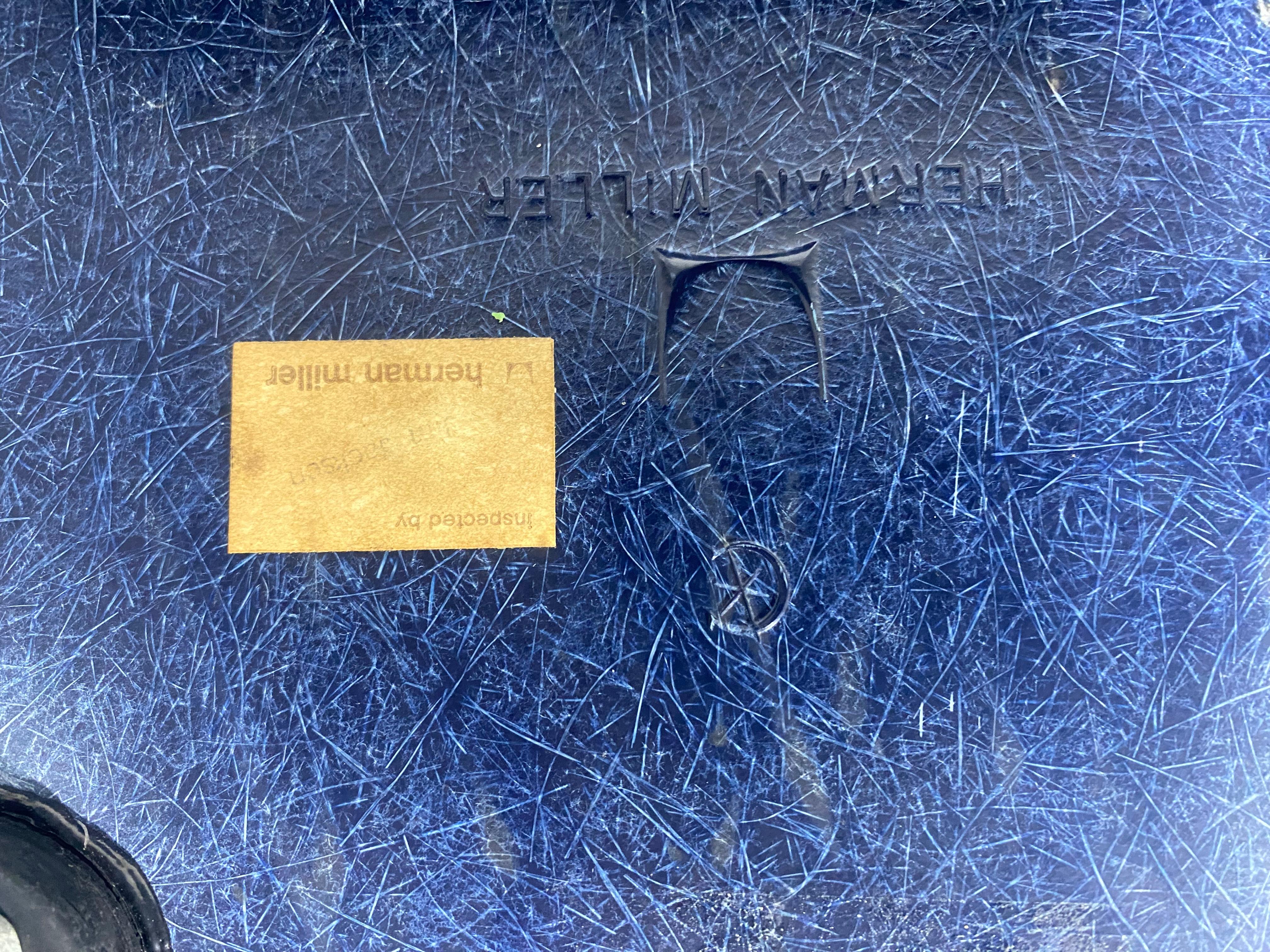 12 chaises empilables Charles & Ray Eames Herman Miller, fibre de verre bleue, années 1960 en vente 3