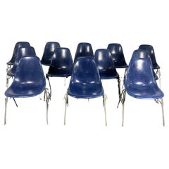 12 chaises empilables Charles & Ray Eames Herman Miller, fibre de verre bleue, années 1960