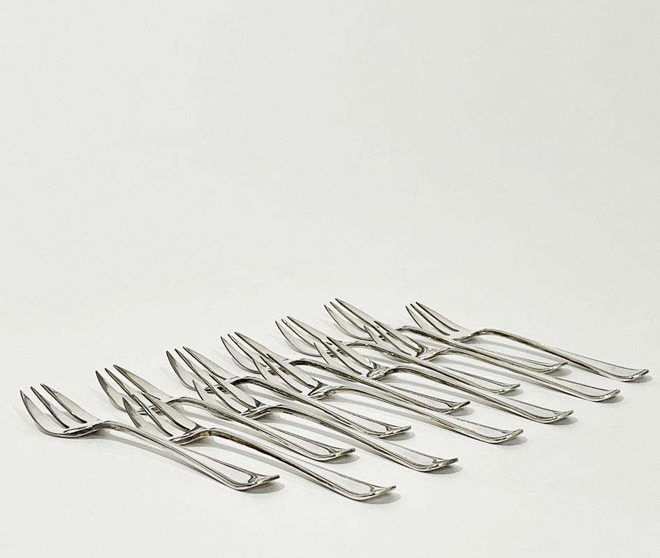 12 Dutch silver oyster forks by Gerritsen and Van Kempen (1926-1961).

12 Dutch silver oyster forks with double round fillet pattern.
Marked with the Dutch silver hallmark 