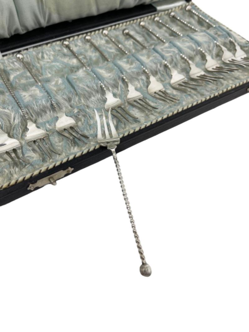 12 forchette per sottaceti in argento olandese di Gerritsen, 1906

Un set di 12 forchette olandesi in argento con gambo ritorto e lampadina in scatola (macchia nel tessuto). 
Marchio olandese di 