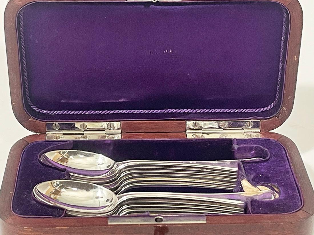 12 Dutch Silver tea spoons in box by Van Outvorst Junior & son, Amsterdam 1917 In Good Condition For Sale In Delft, NL