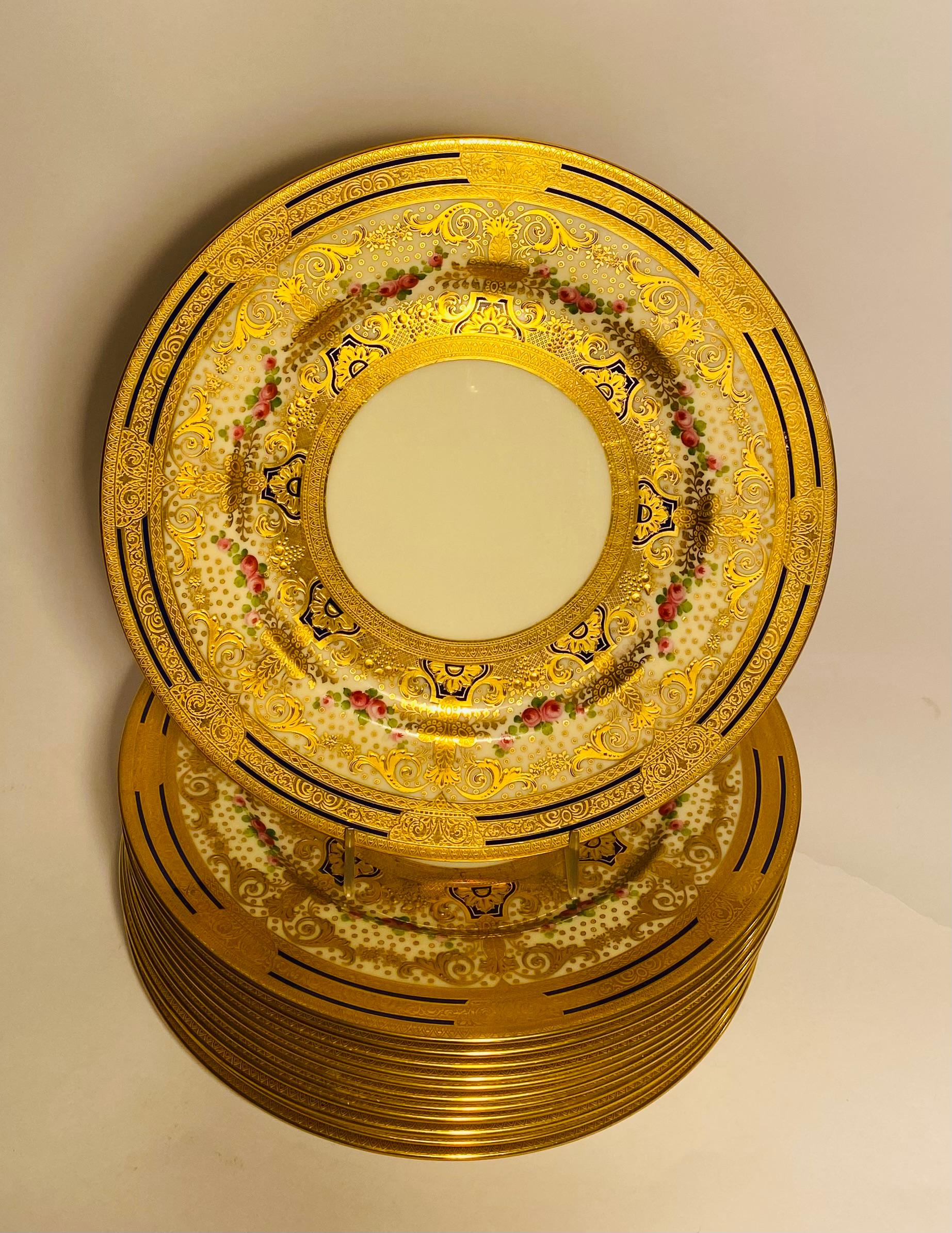 Antiguo juego de 12 platos elaboradamente decorados encargados por encargo a través de Lenox. Interesantes bandas azul cobalto en el cuello ancho y extendido, decoradas con dorado en relieve y esmalte a mano. Perfecto para la presentación o la cena.