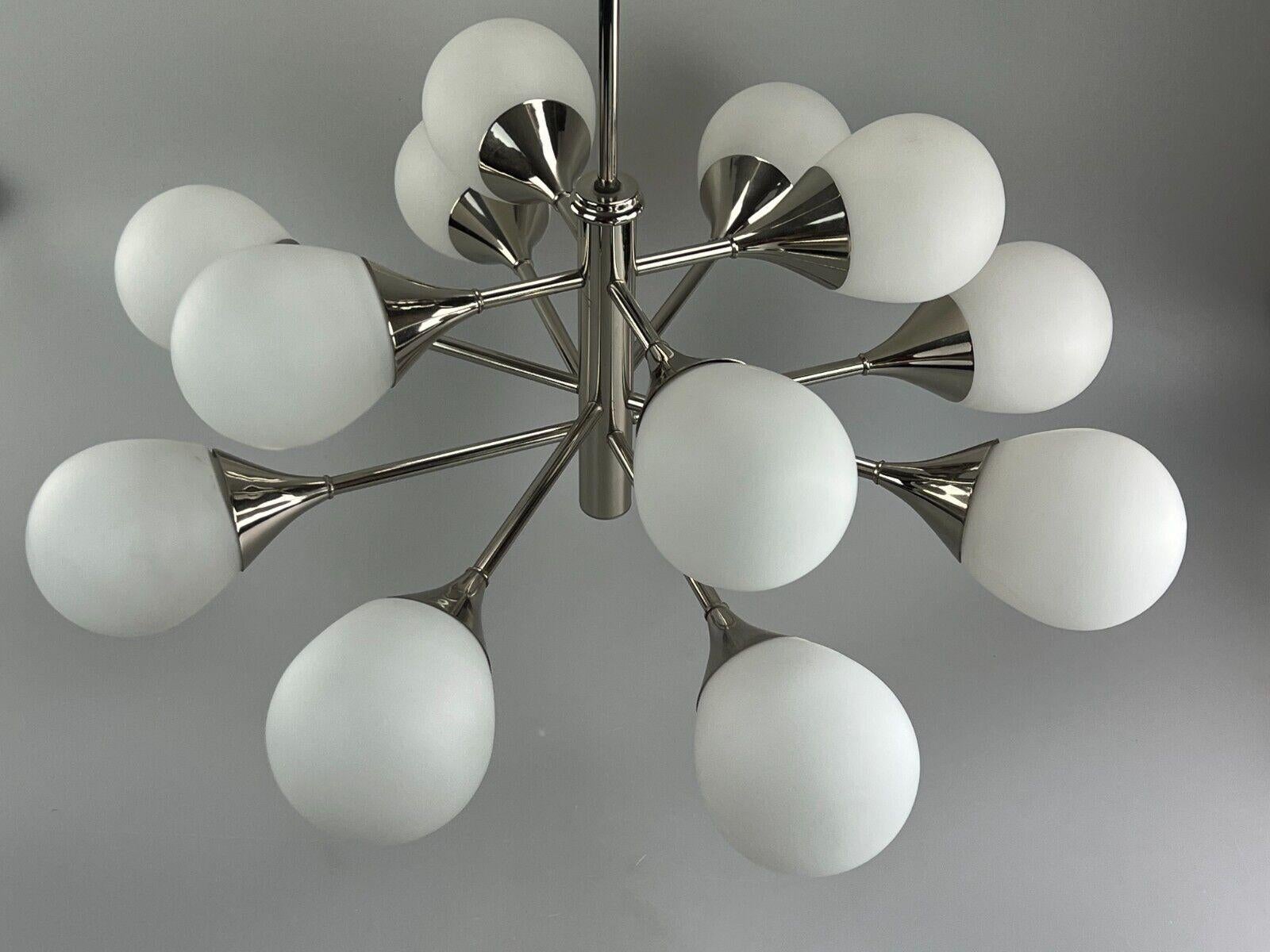 Fine XX secolo Lampadario Sputnik a 12 fiamme degli anni '60 e '70, Kaiser Leuchten, Opal Glas in vendita