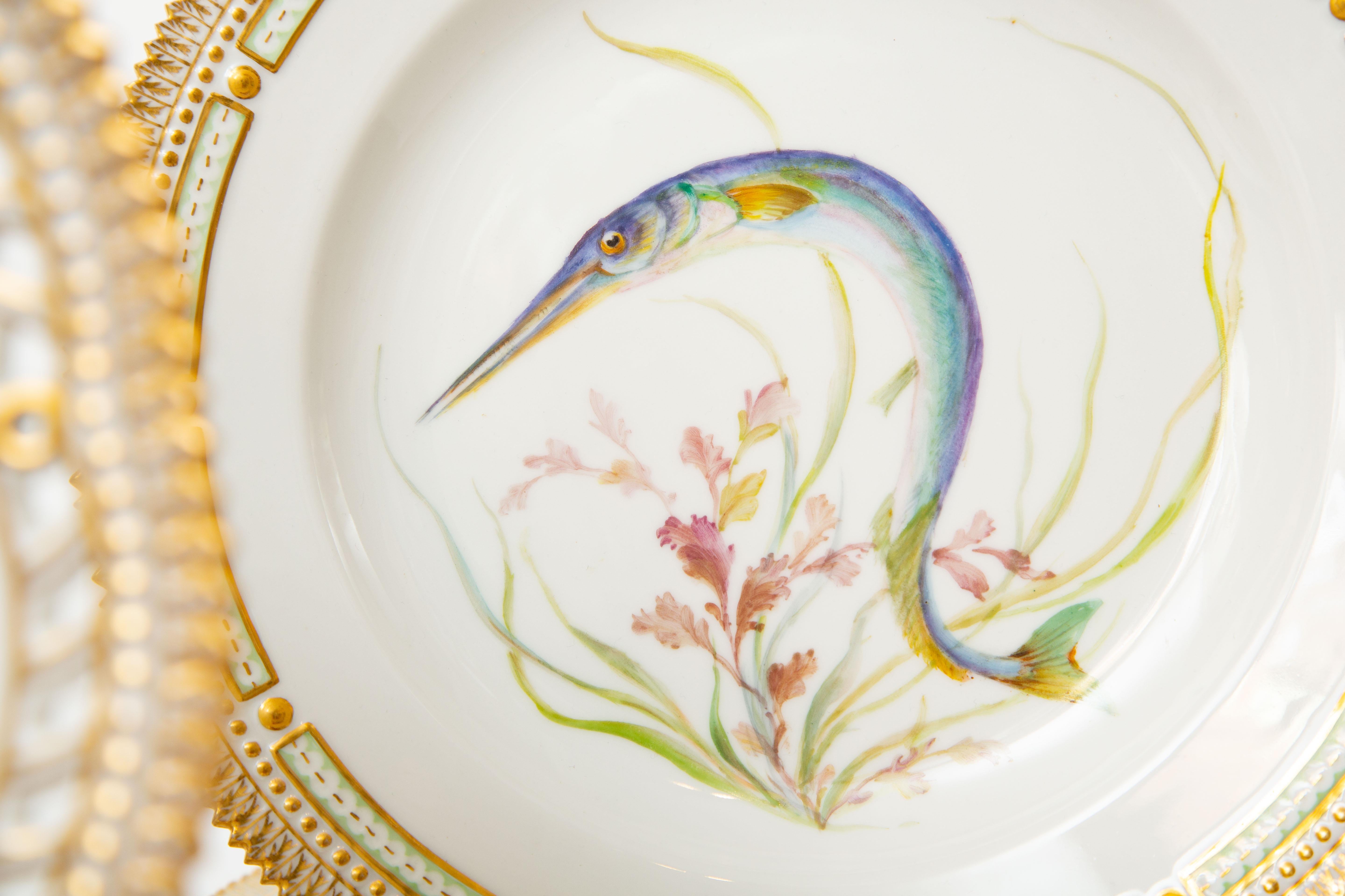 Peint à la main 12 assiettes à poisson Flora Danica, vintage et peintes de manière vibrante, Royal Copenhagen en vente
