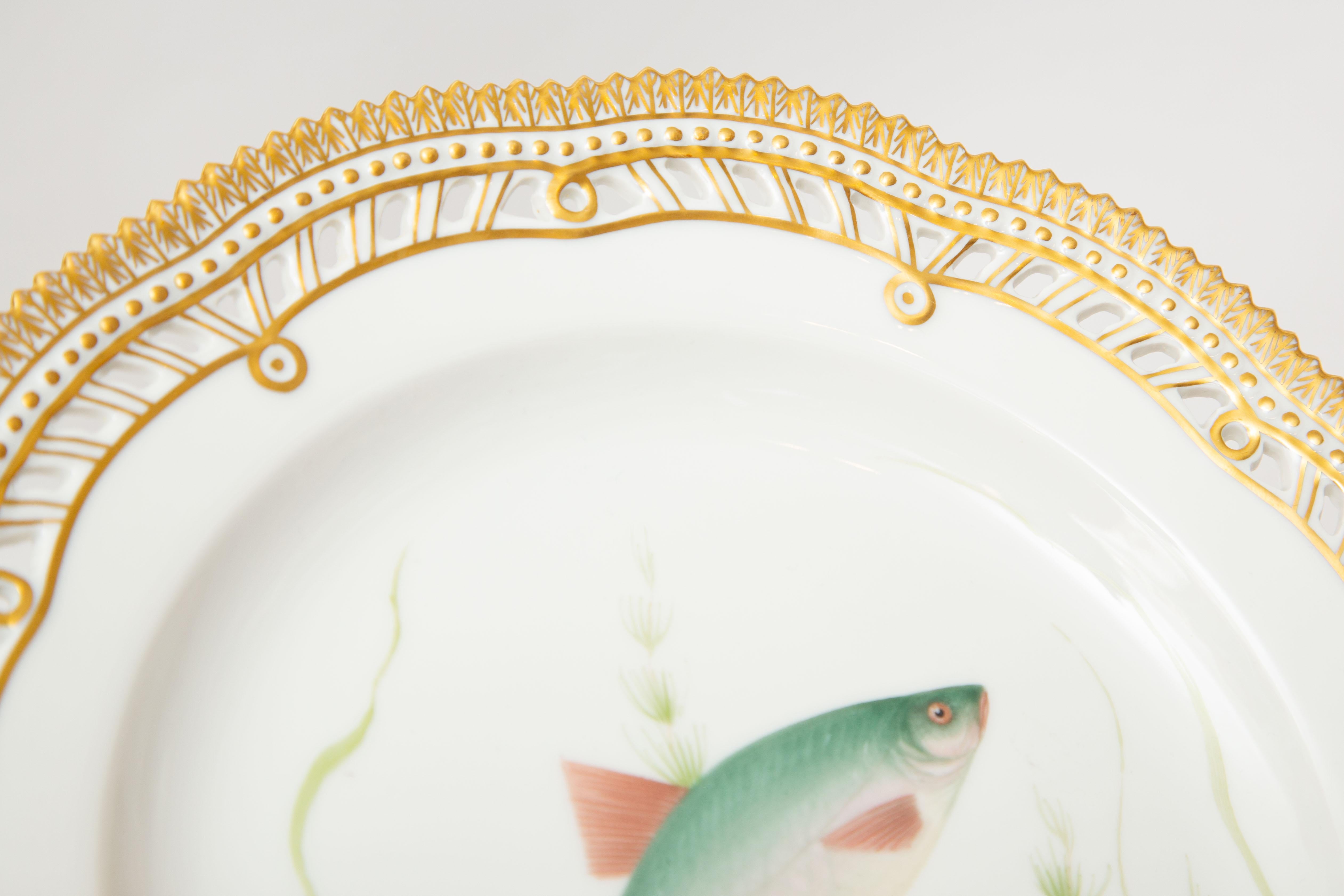 12 assiettes à poisson Flora Danica, vintage et peintes de manière vibrante, Royal Copenhagen Bon état - En vente à West Palm Beach, FL