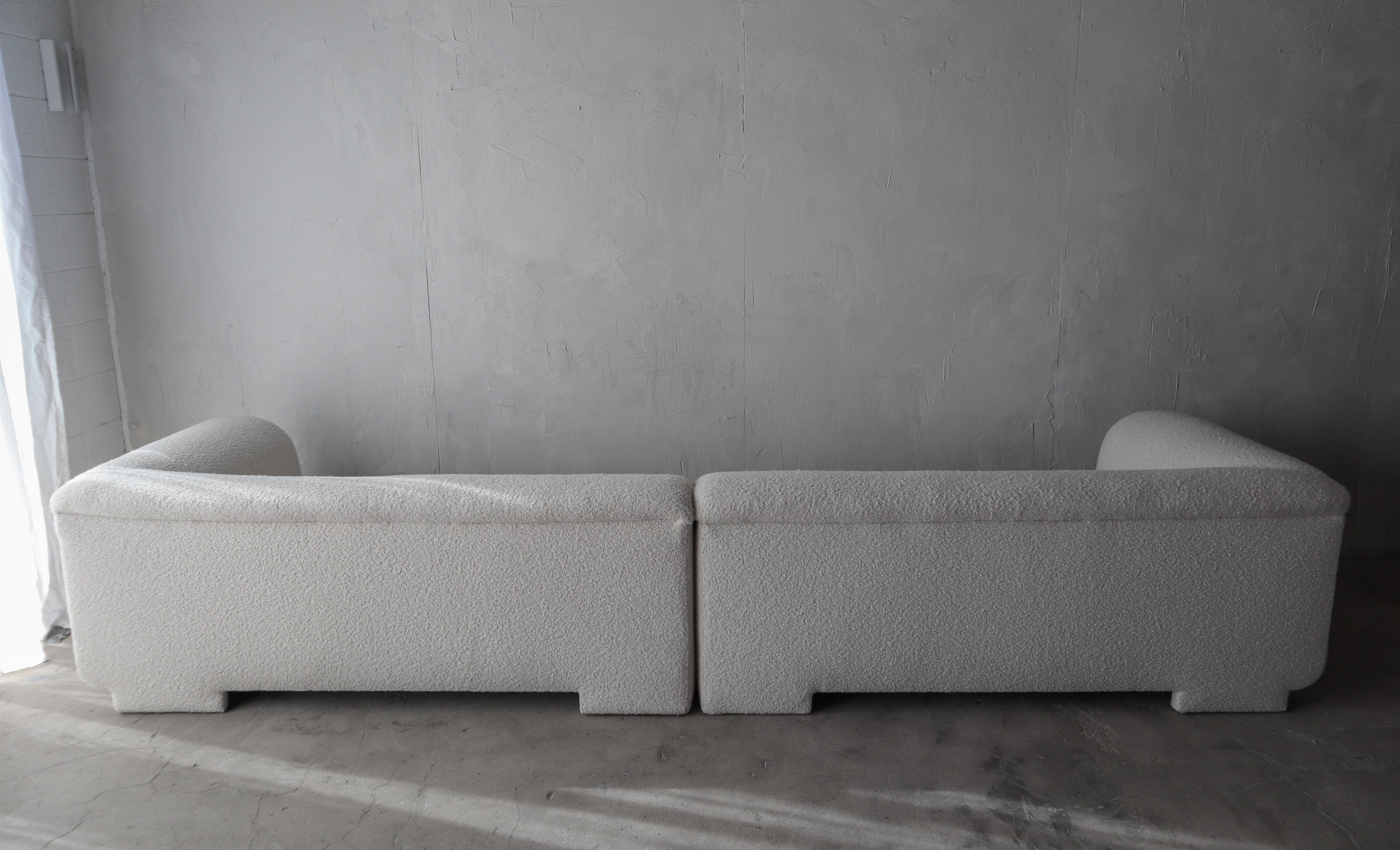 12 Fuß 2-teiliges postmodernes Sofa aus Boucle im Angebot 3