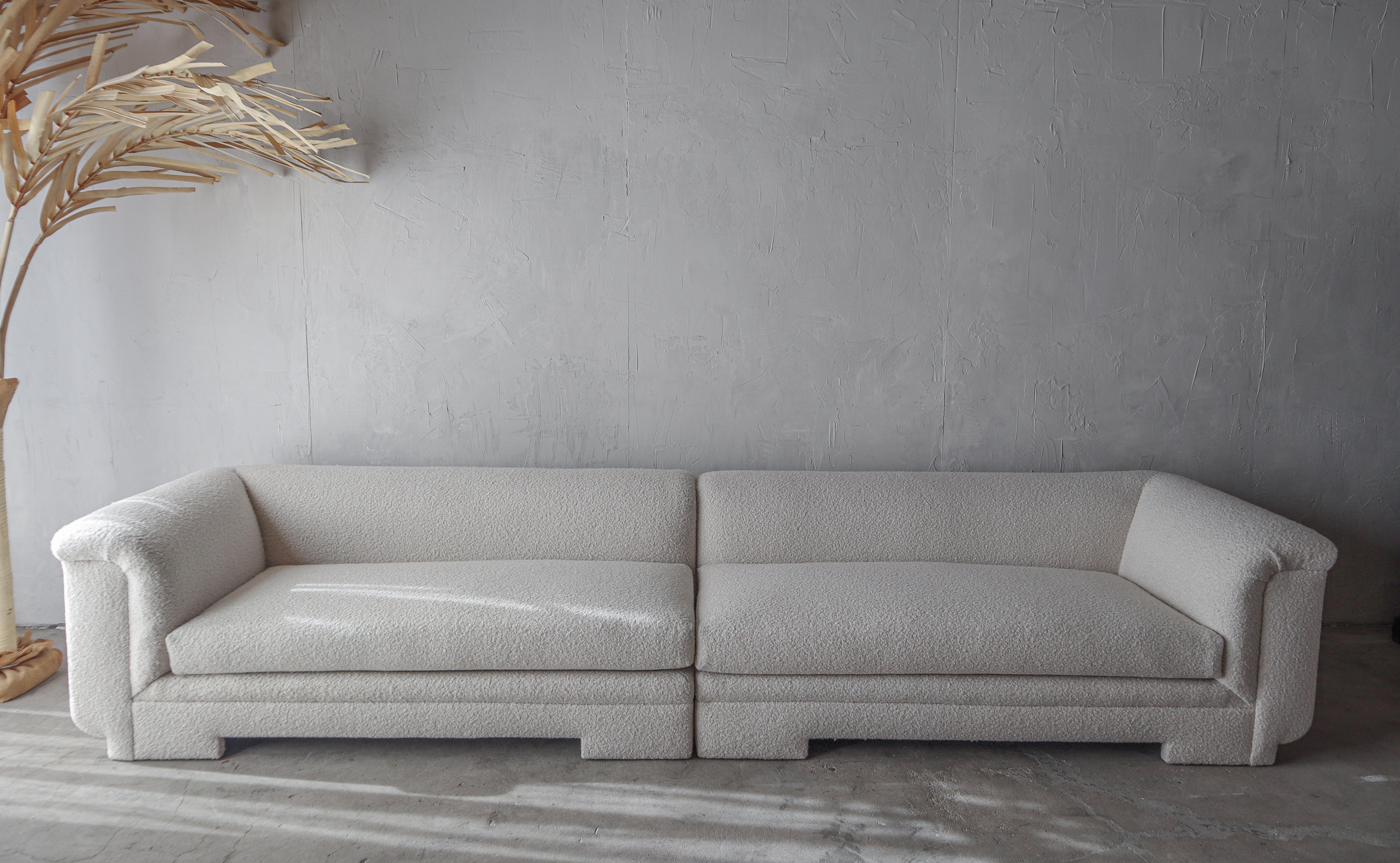 Einzigartig anderes 2-teiliges Postmodernes Sofa. Ein großes Stück, das 12 Fuß misst, zwei 6-Fuß-Stücke. Es ist perfekt, um in einem Raum zu schweben. Das Sofa hat wunderschöne, einfache Linien. Das Sofa besteht aus 2 Teilen, die separat als