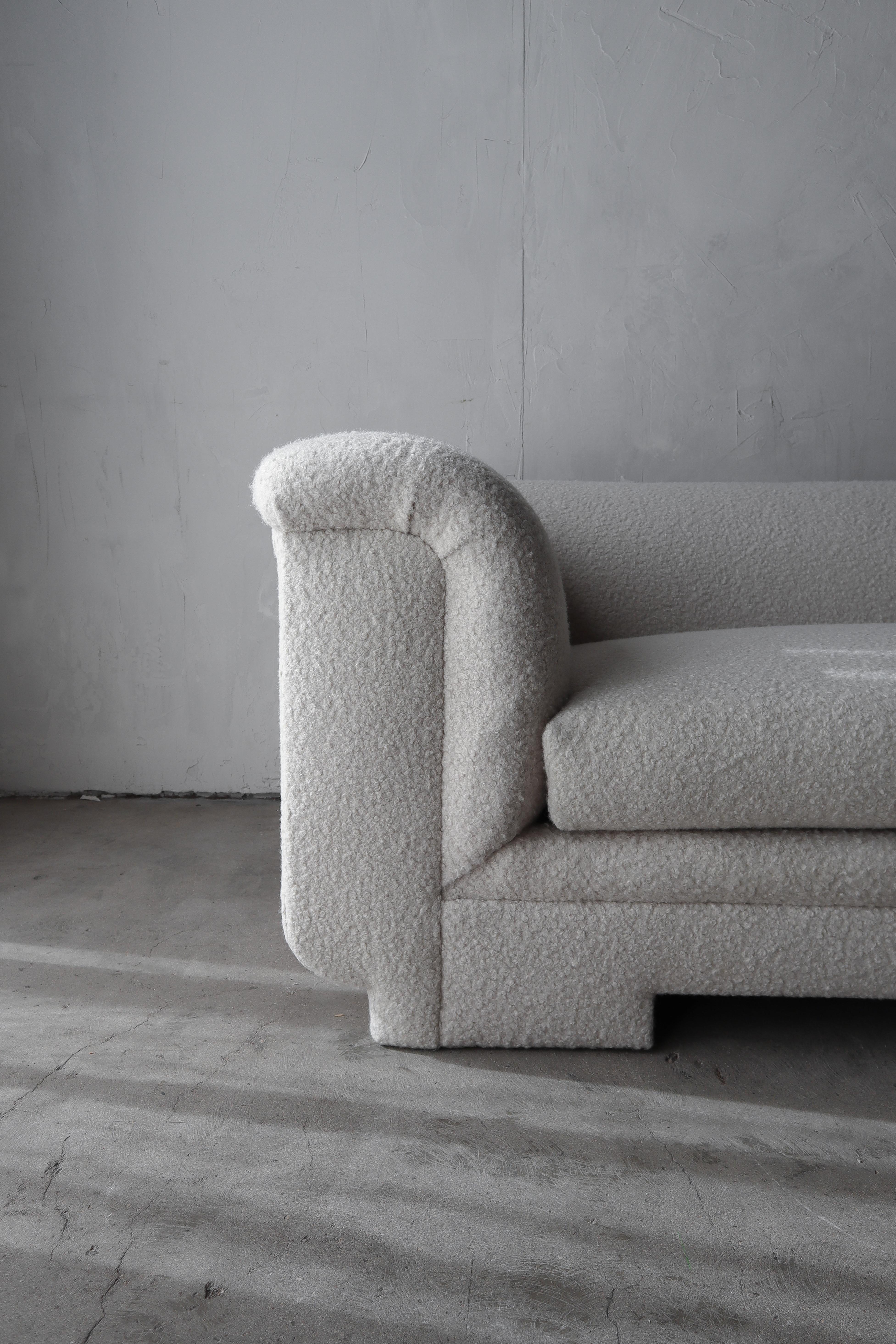12 Fuß 2-teiliges postmodernes Sofa aus Boucle im Zustand „Hervorragend“ im Angebot in Las Vegas, NV