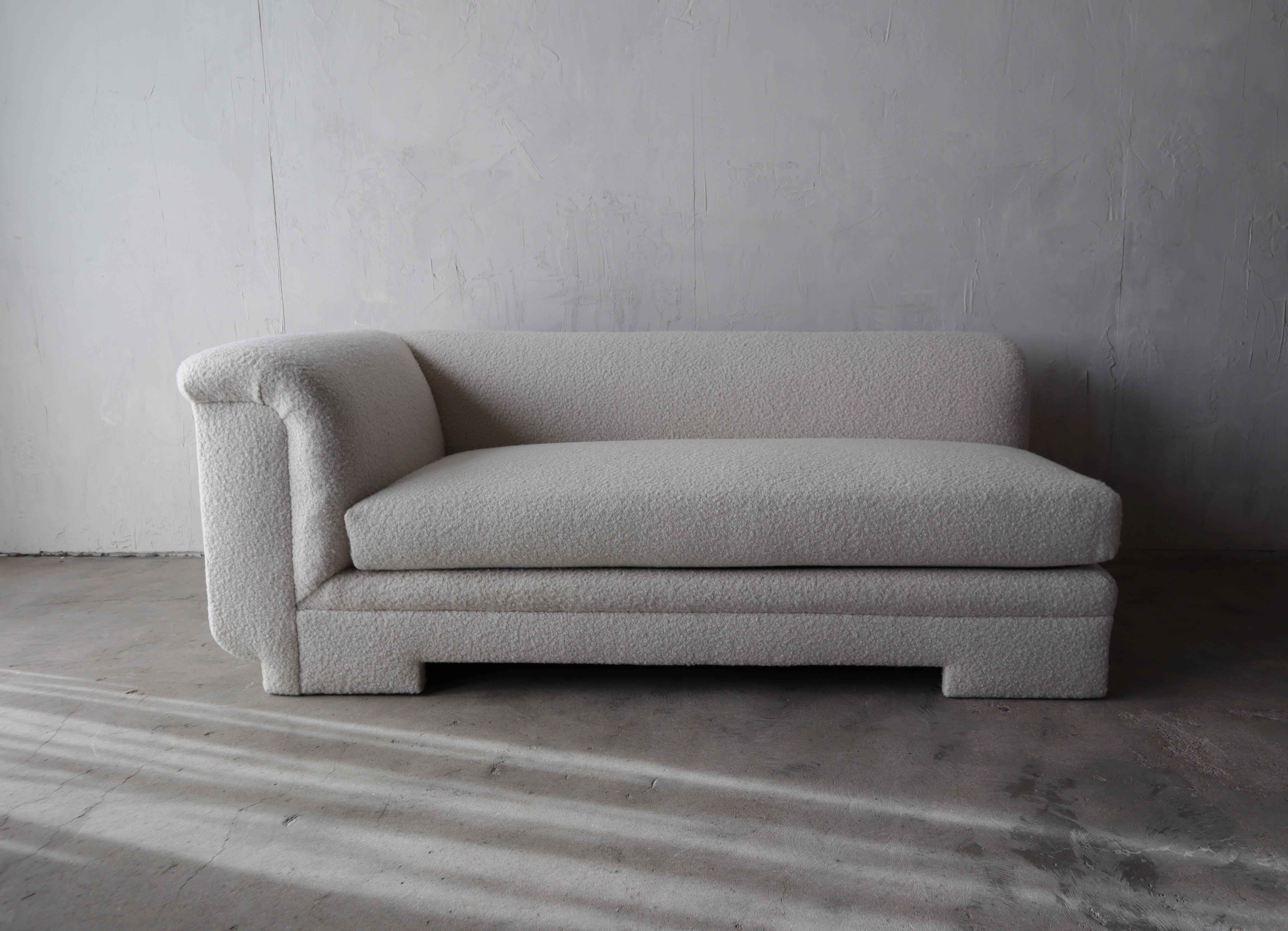 12 Fuß 2-teiliges postmodernes Sofa aus Boucle (Stoff) im Angebot
