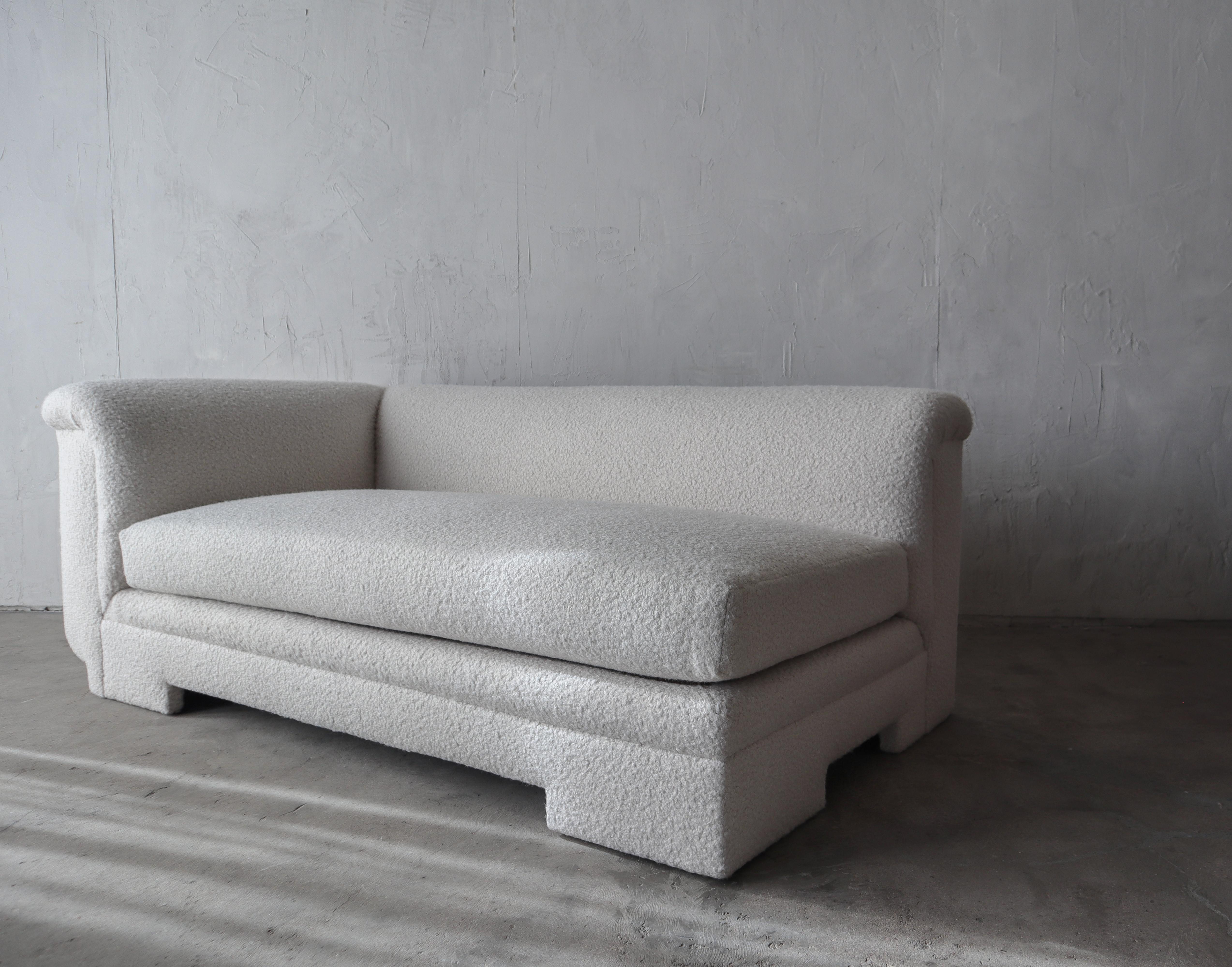12 Fuß 2-teiliges postmodernes Sofa aus Boucle im Angebot 1