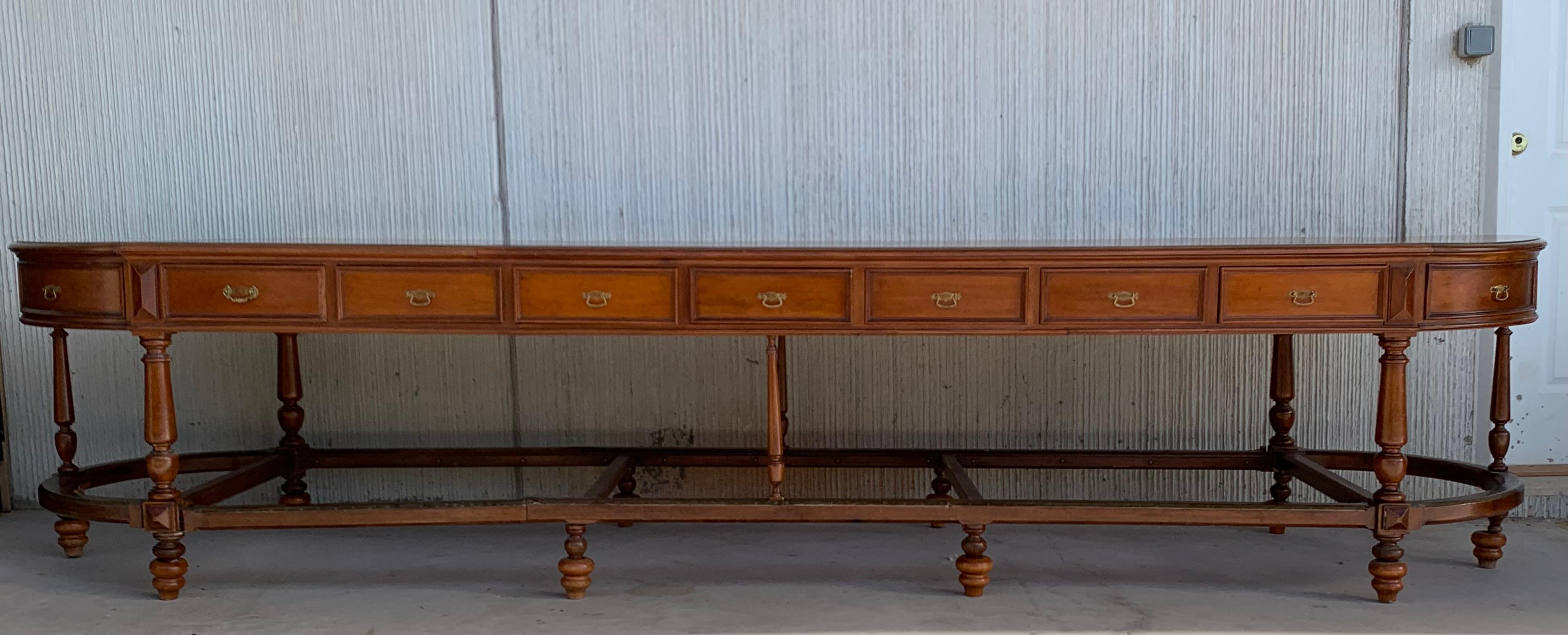 Ovaler 12 Fuß großer Mitteltisch mit Schubladen auf beiden Seiten, 20. Jahrhundert (Spanisch) im Angebot