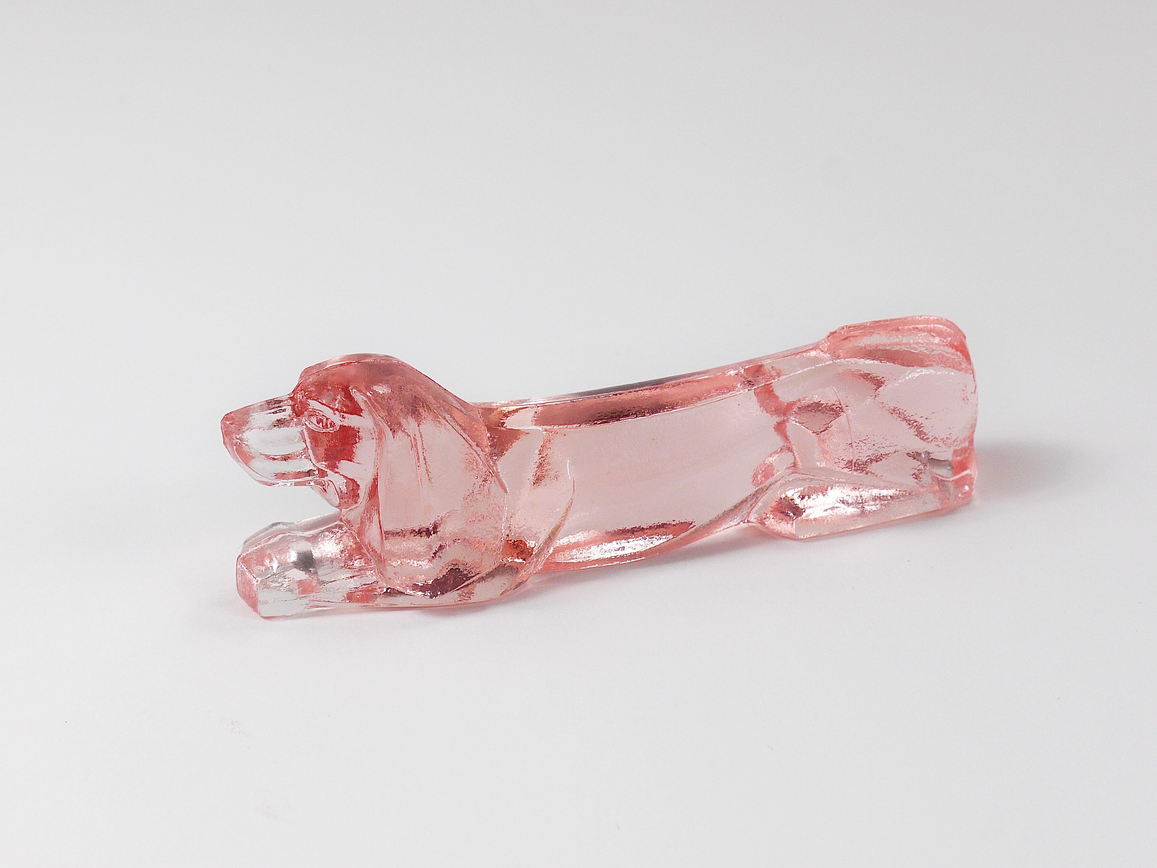 12 Apoyacuchillos franceses Art Decó Perro salchicha Basset Hound, Cristal rosado, Francia, años 30 en venta 14