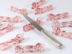 12 Porte-couteaux teckel basset français Art Déco, verre rosé, France, années 1930