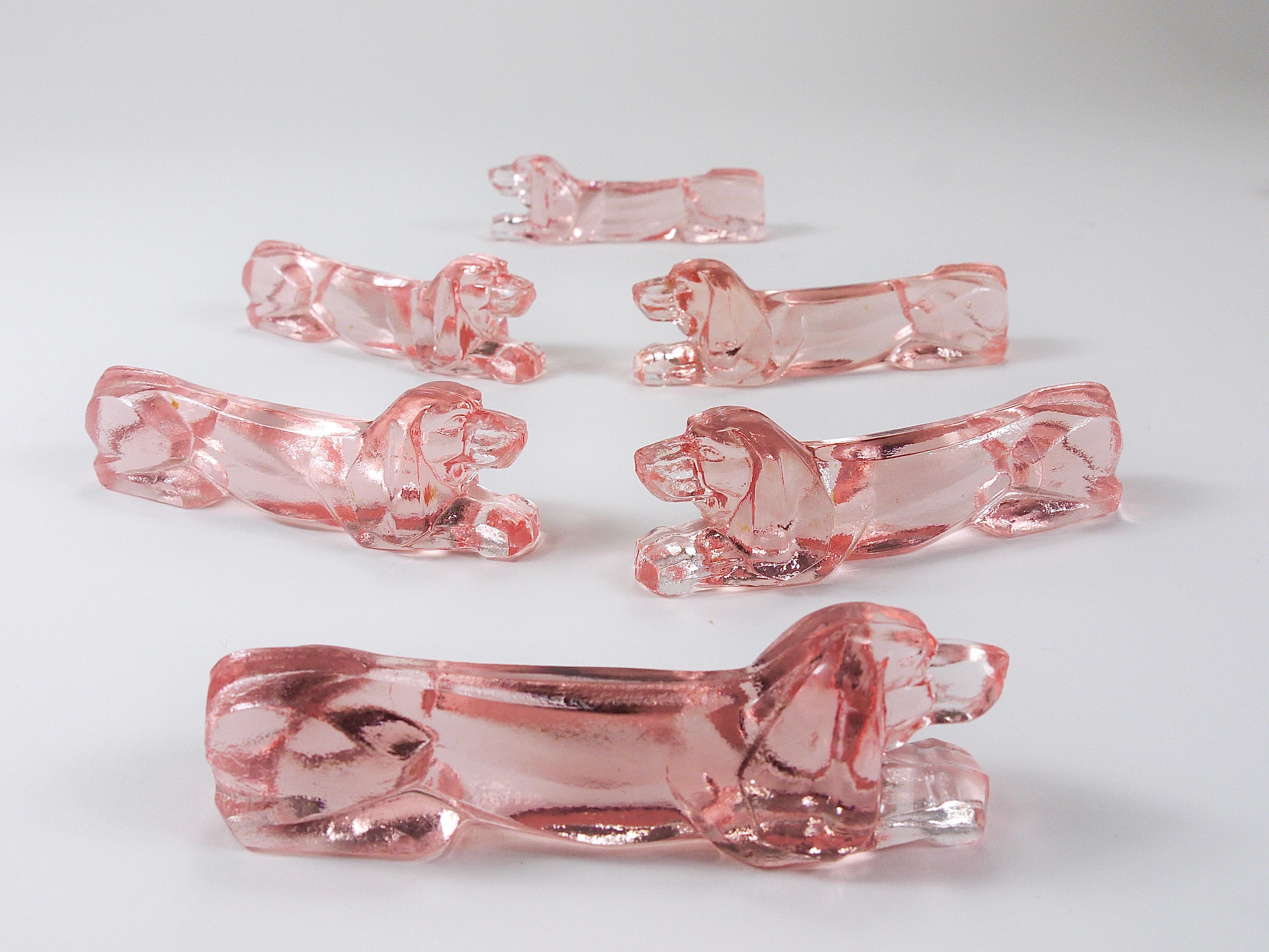 12 Apoyacuchillos franceses Art Decó Perro salchicha Basset Hound, Cristal rosado, Francia, años 30 en Bueno estado para la venta en Vienna, AT