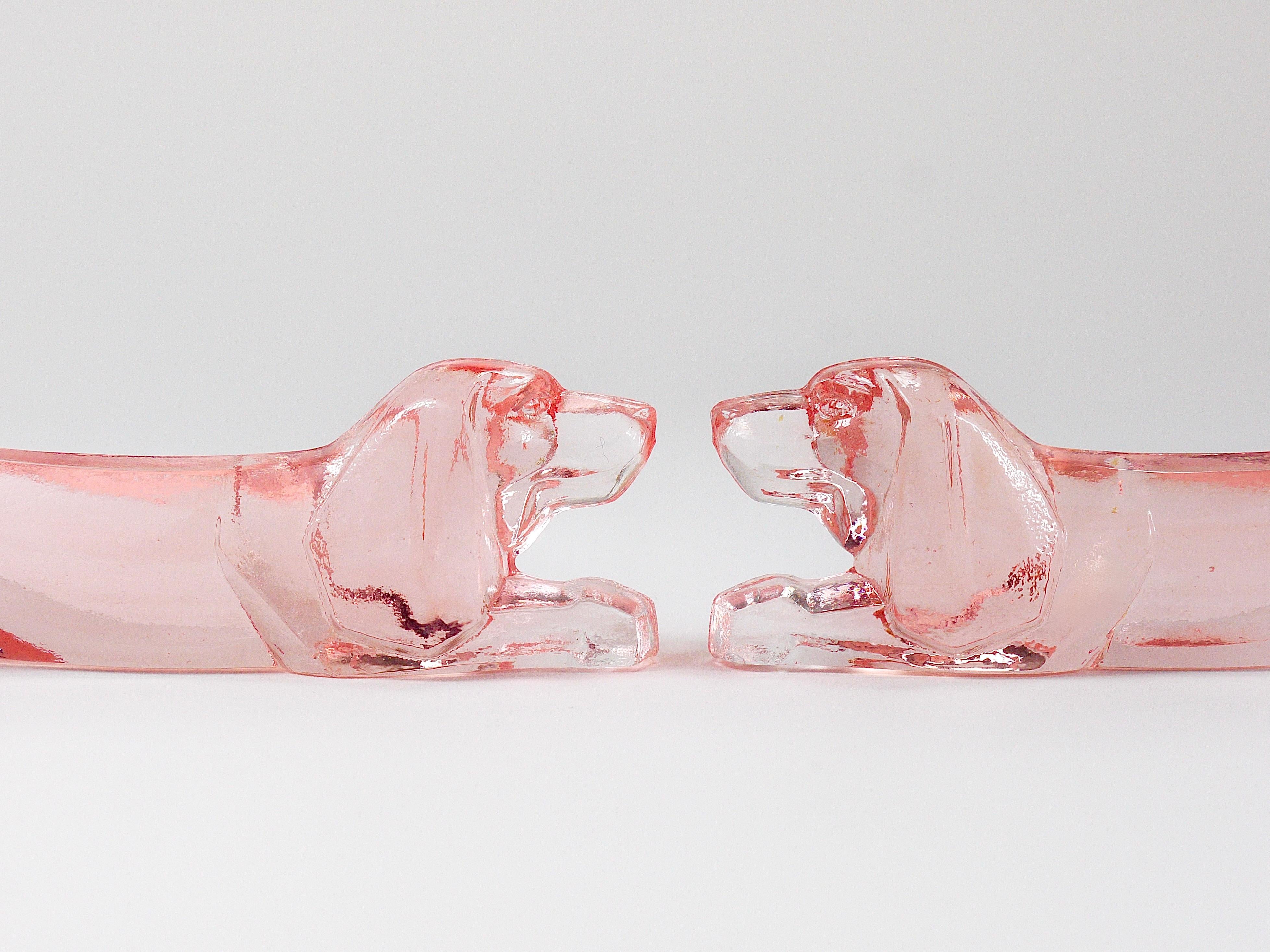 12 Apoyacuchillos franceses Art Decó Perro salchicha Basset Hound, Cristal rosado, Francia, años 30 mediados del siglo XX en venta