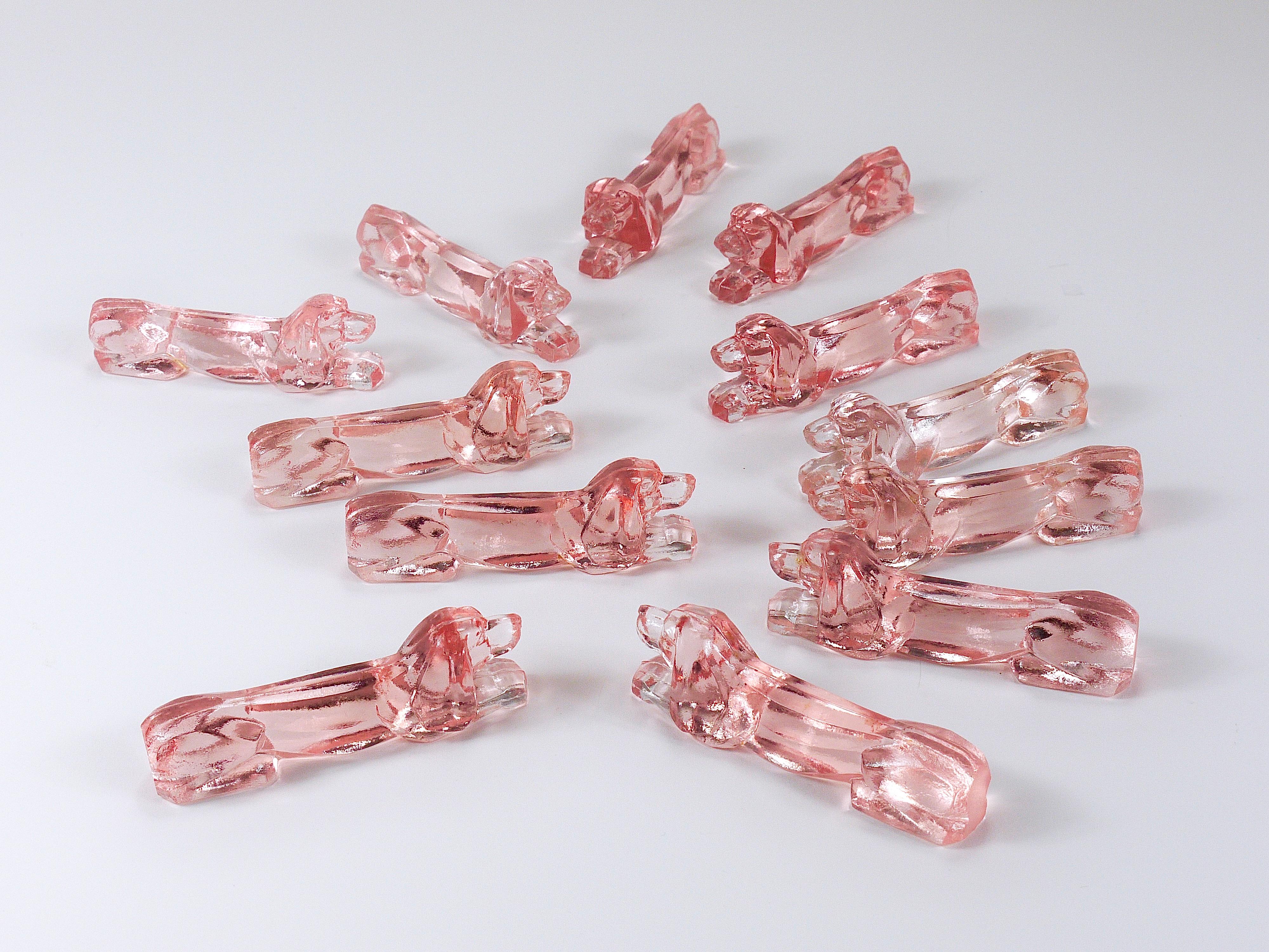 12 Apoyacuchillos franceses Art Decó Perro salchicha Basset Hound, Cristal rosado, Francia, años 30 Vidrio en venta