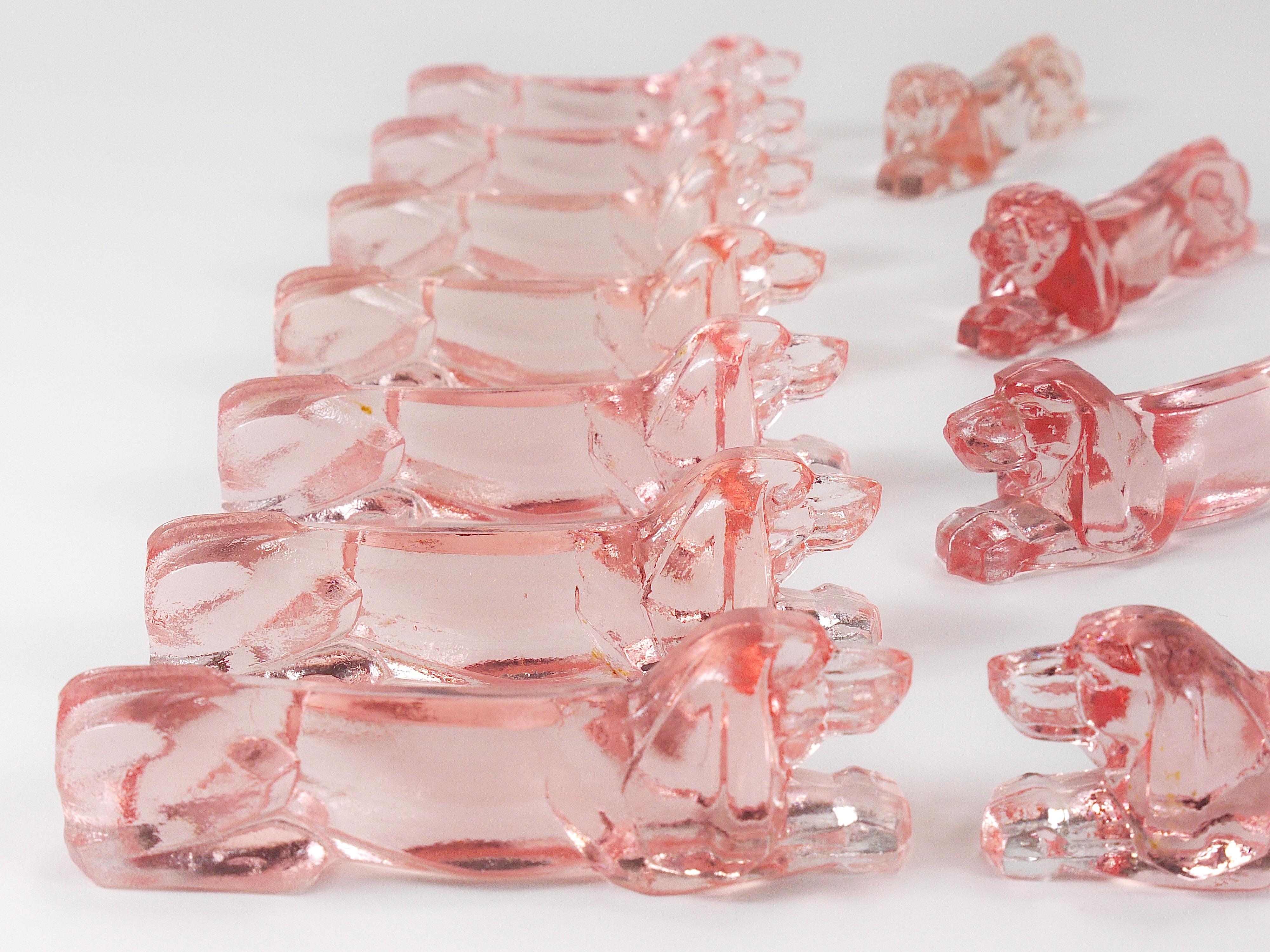 12 Apoyacuchillos franceses Art Decó Perro salchicha Basset Hound, Cristal rosado, Francia, años 30 en venta 1
