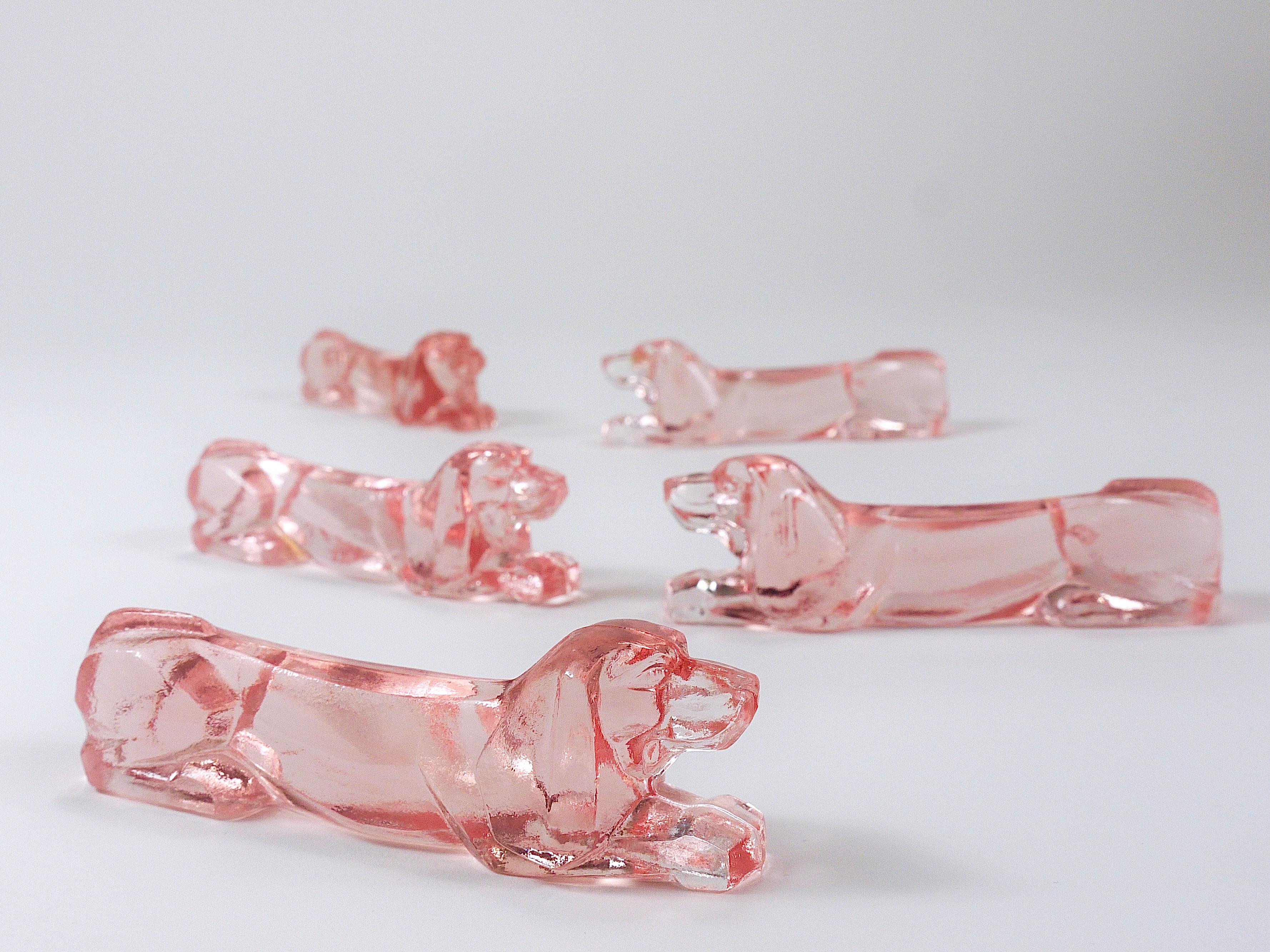 12 Apoyacuchillos franceses Art Decó Perro salchicha Basset Hound, Cristal rosado, Francia, años 30 en venta 2
