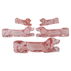 12 Apoyacuchillos franceses Art Decó Perro salchicha Basset Hound, Cristal rosado, Francia, años 30