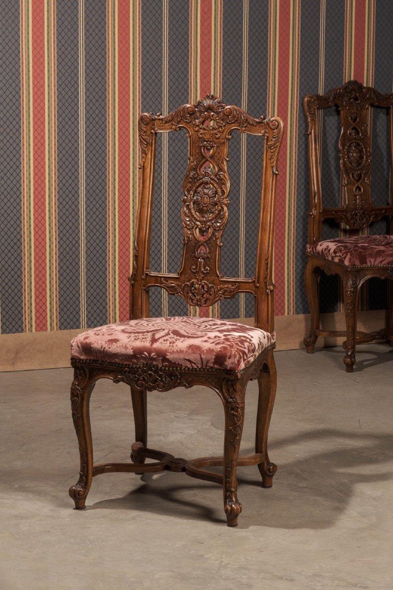 Uno straordinario set di 12 sedie da pranzo francesi, prodotte alla fine del XIX secolo, realizzate in legno di frutta di alta qualità e sontuosamente intagliate a mano, che riflettono la maestria degli ebanisti francesi dell'epoca.

Ogni sedia