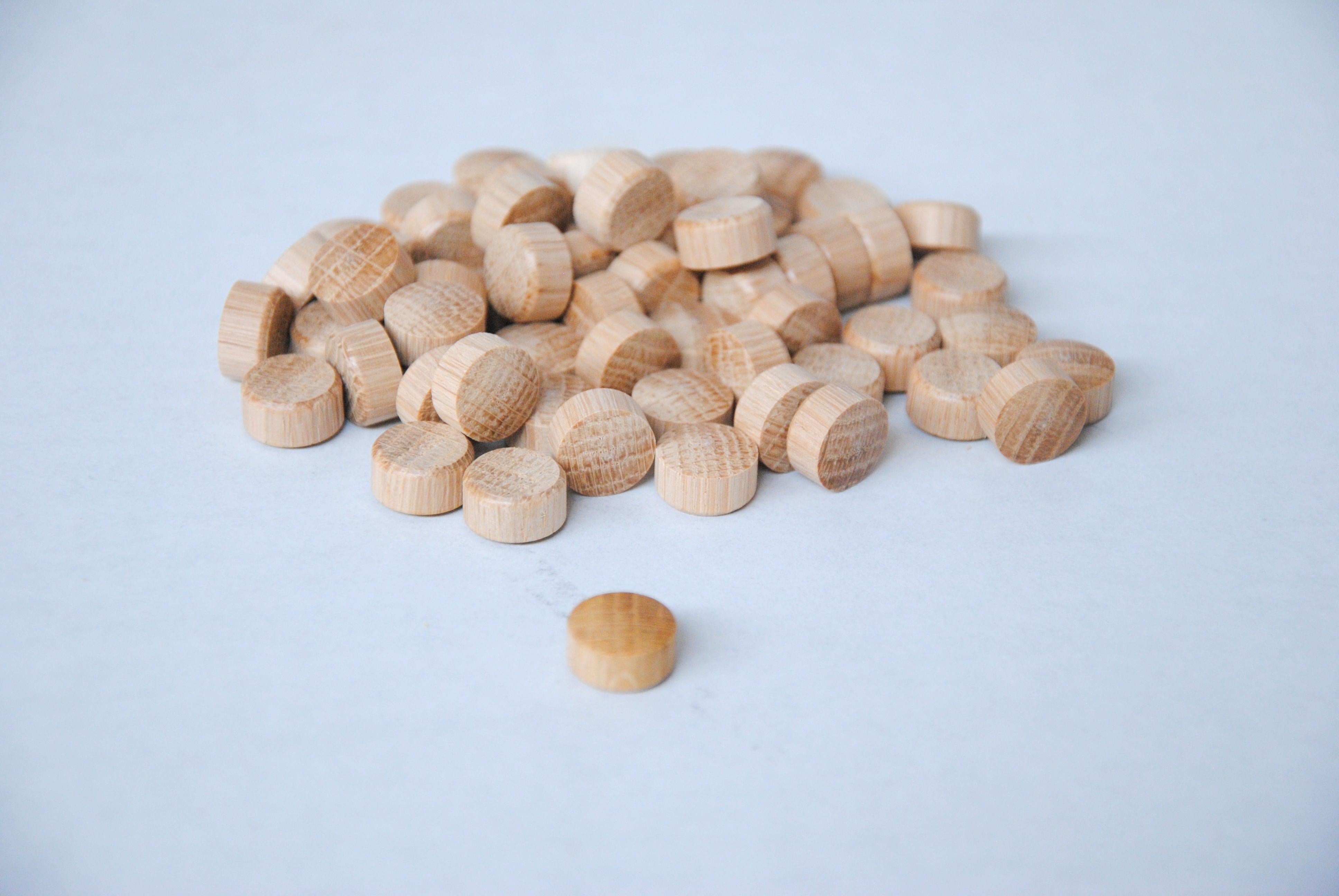 Set di 12 bottoni adatti alle sedie da pranzo Kai Kristiansen modello 42 in palissandro e ad altre sedie.

Le spine a bottone sono realizzate in Oak e possono essere ordinate al naturale o verniciate. Se non viene fatta alcuna scelta nell'ordine, i